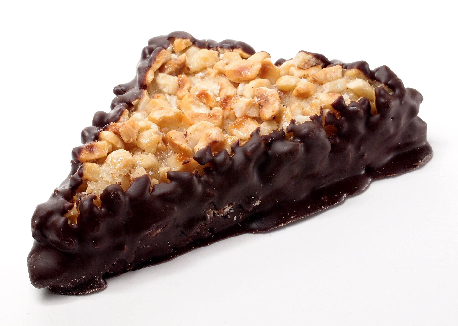 チョコを付けた三角形のナッツ菓子