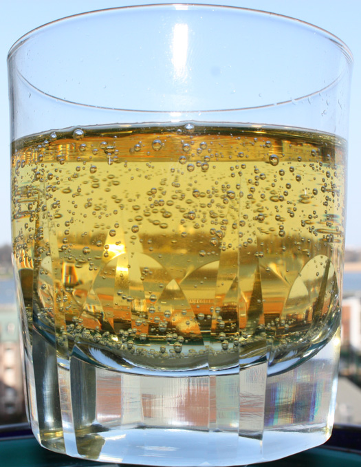グラスに注いだりんごの炭酸飲料