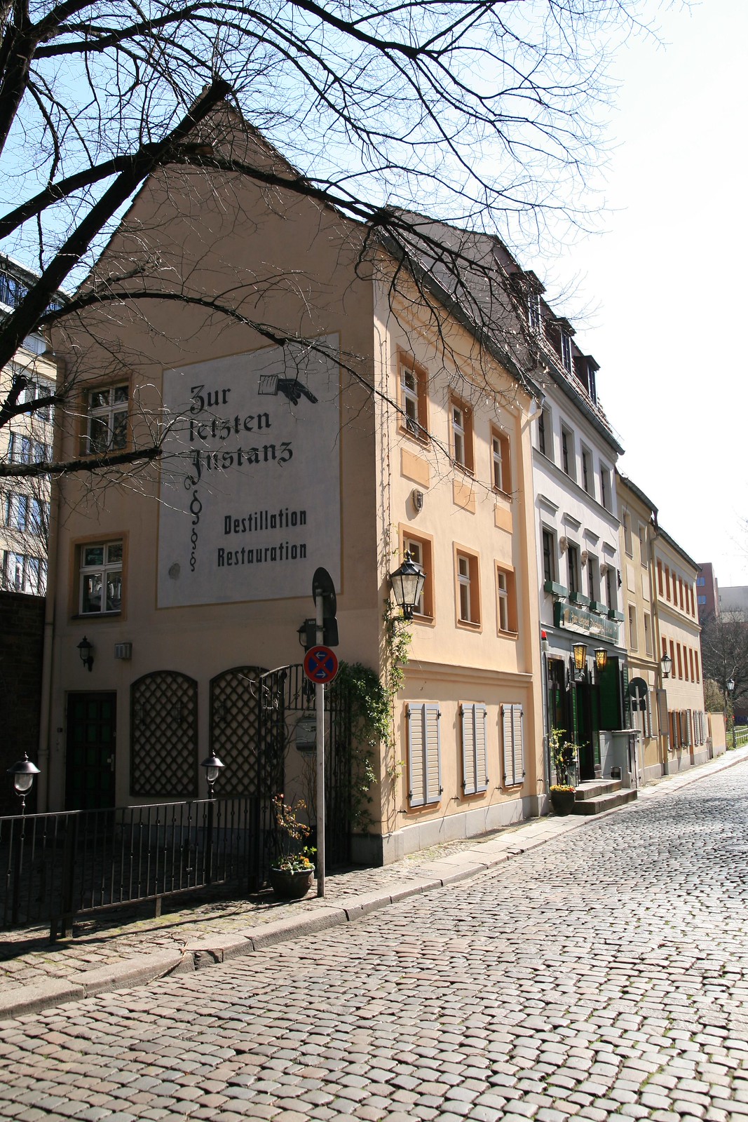 Zur letzten Instanzの店先