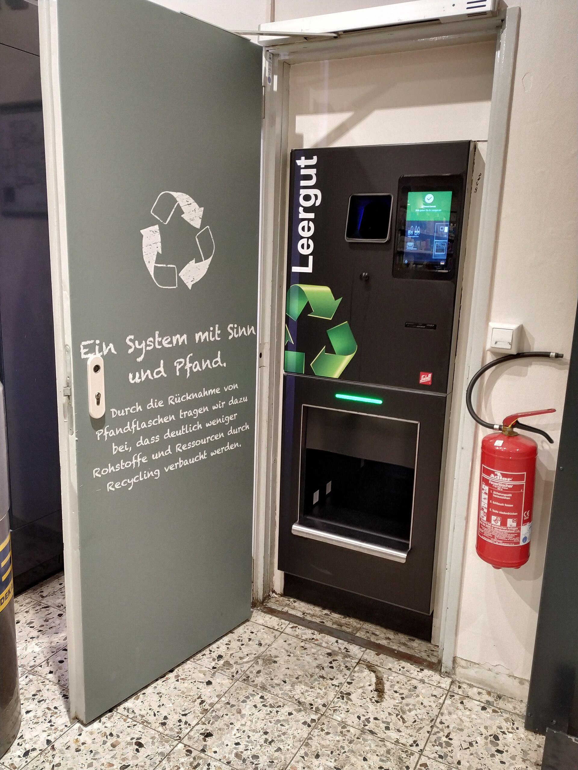 スーパーで使われる空き容器回収機（店舗のイメージ）