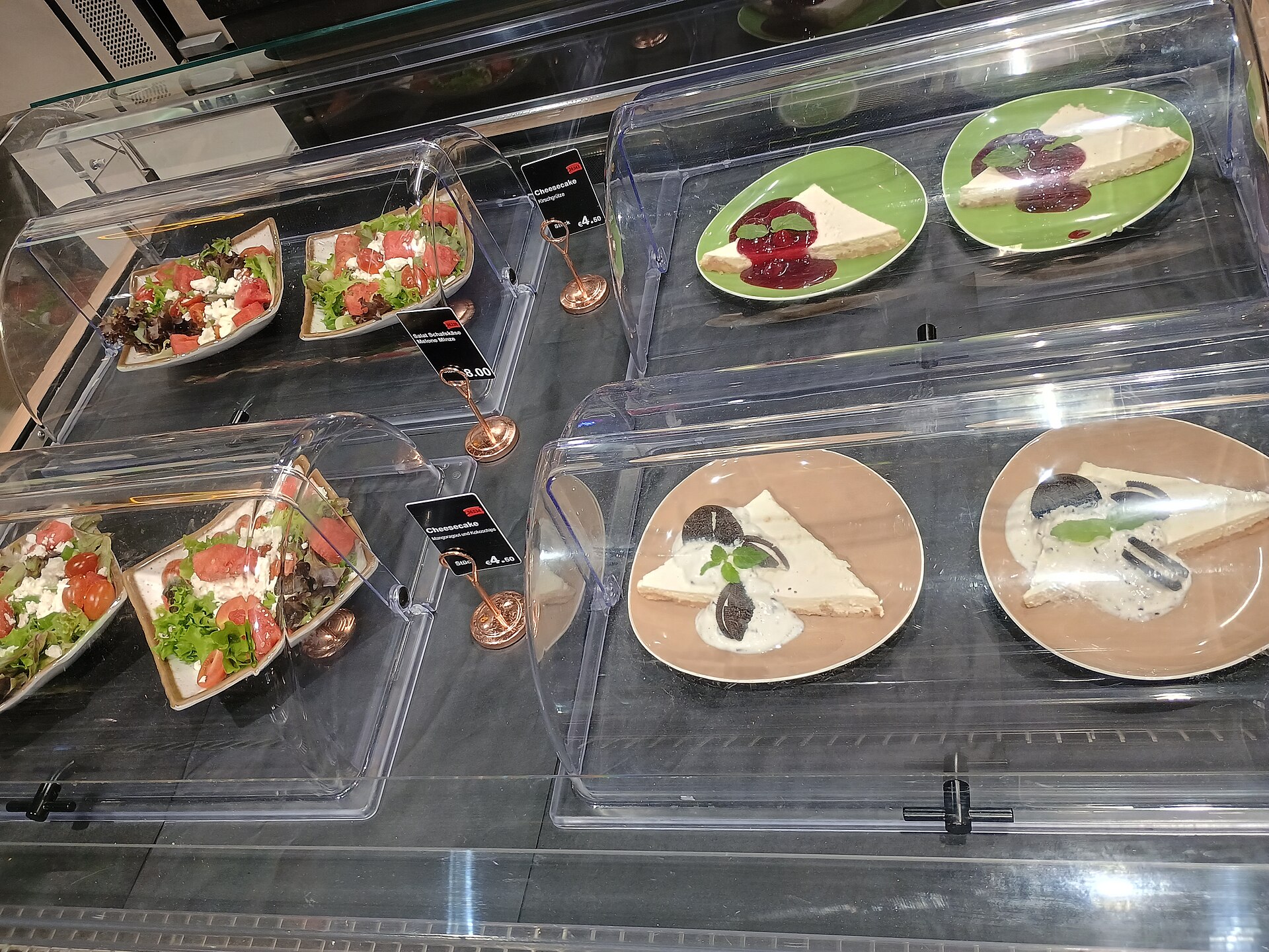 スーパーの惣菜ケース（店舗のイメージ）