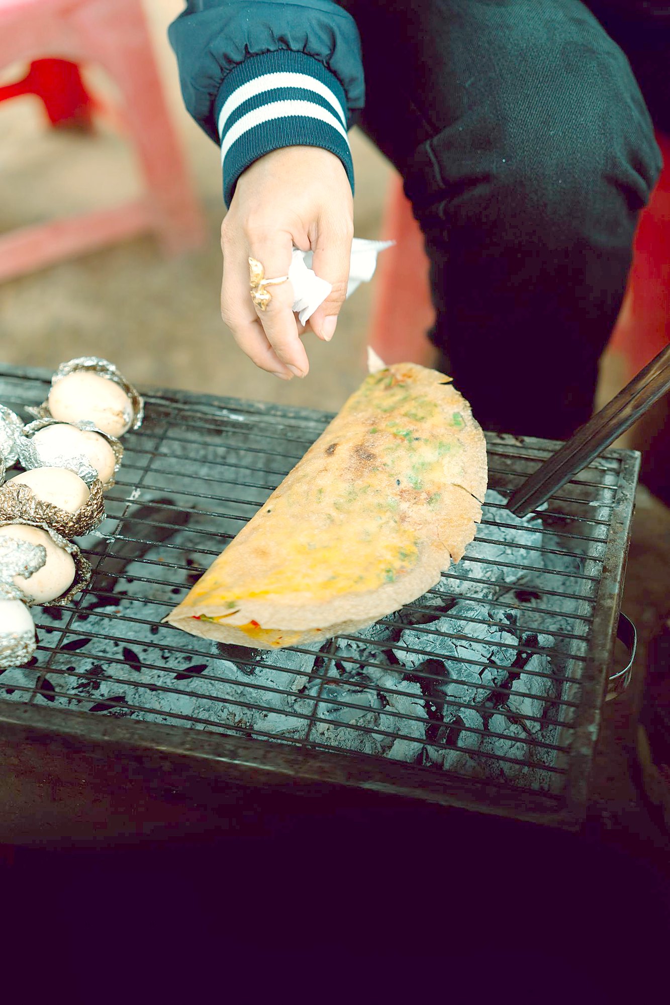 焼き上がった一枚を半分に折って、網の上で持ち上げているところ