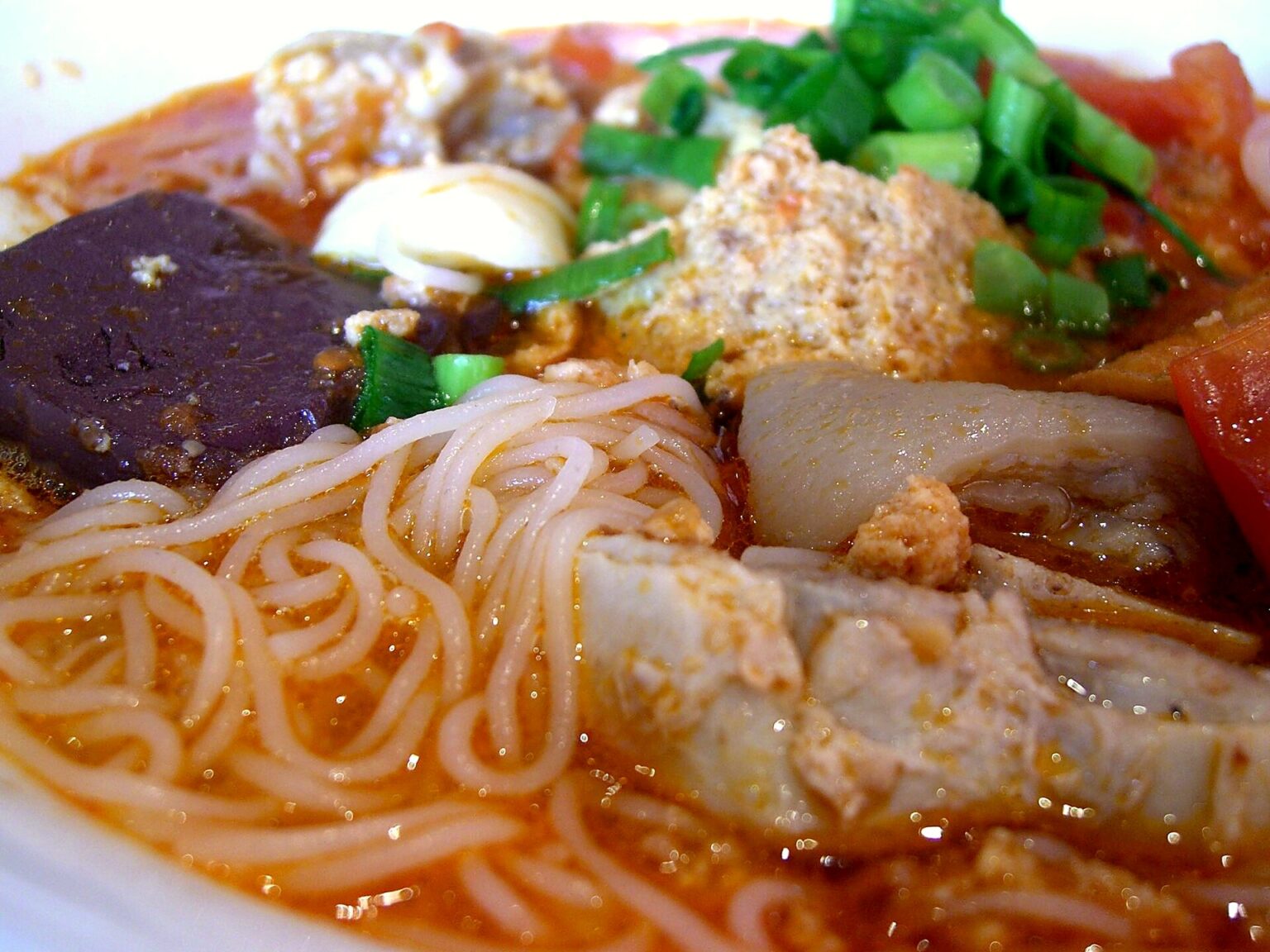 細い米麺と蟹のそぼろの寄り。赤い油の浮いたスープ