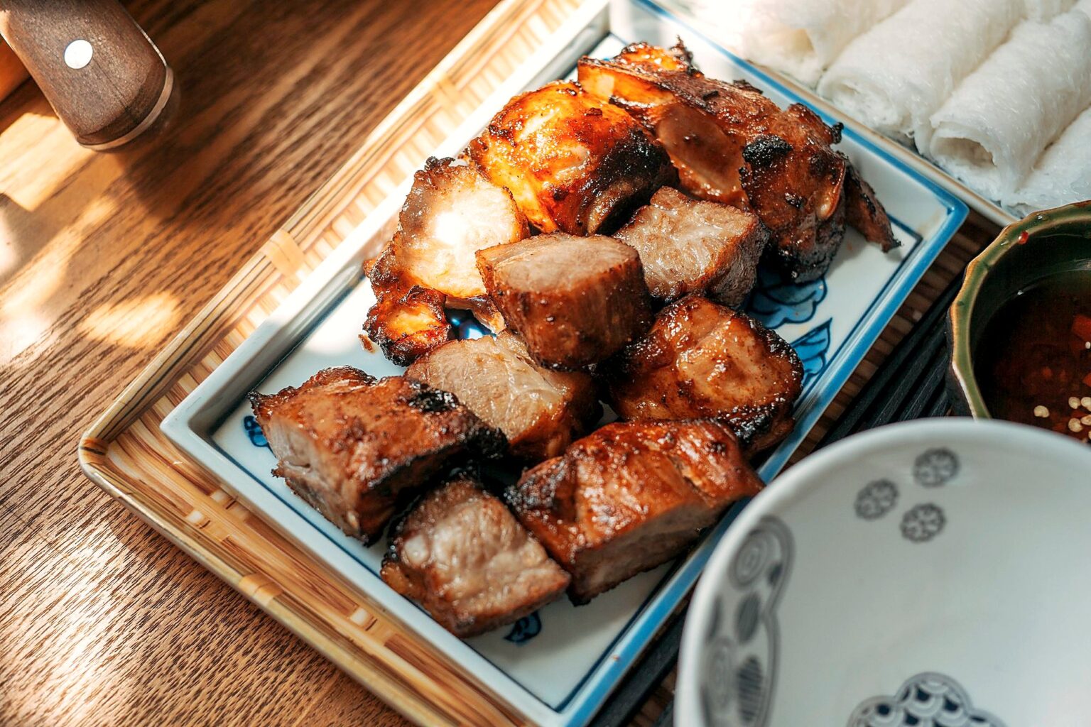 焦げ目のついた焼き豚肉の寄り