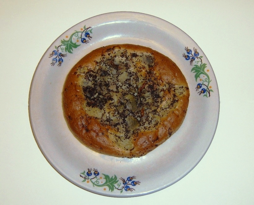 ザモシチで撮影されたツェブラシュ。焼き色のついた縁と玉ねぎ・ケシの実の中心部が見える