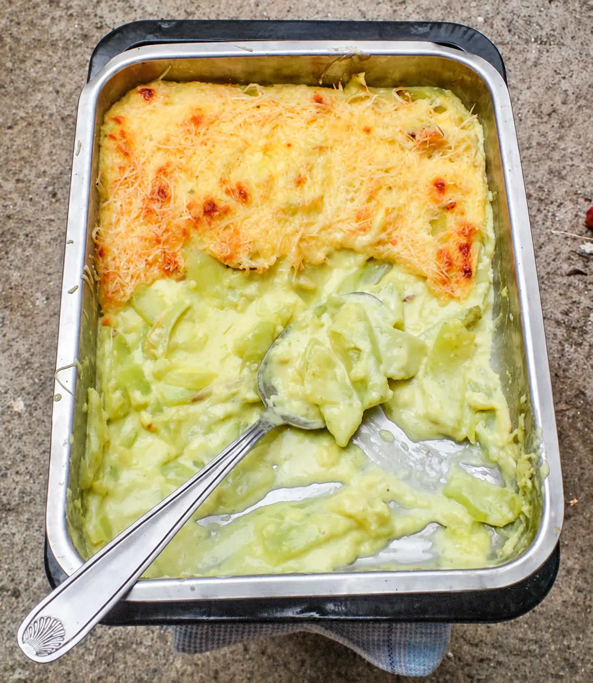 チーズが焼けたグラタン・シュシュをスプーンですくったレユニオン料理