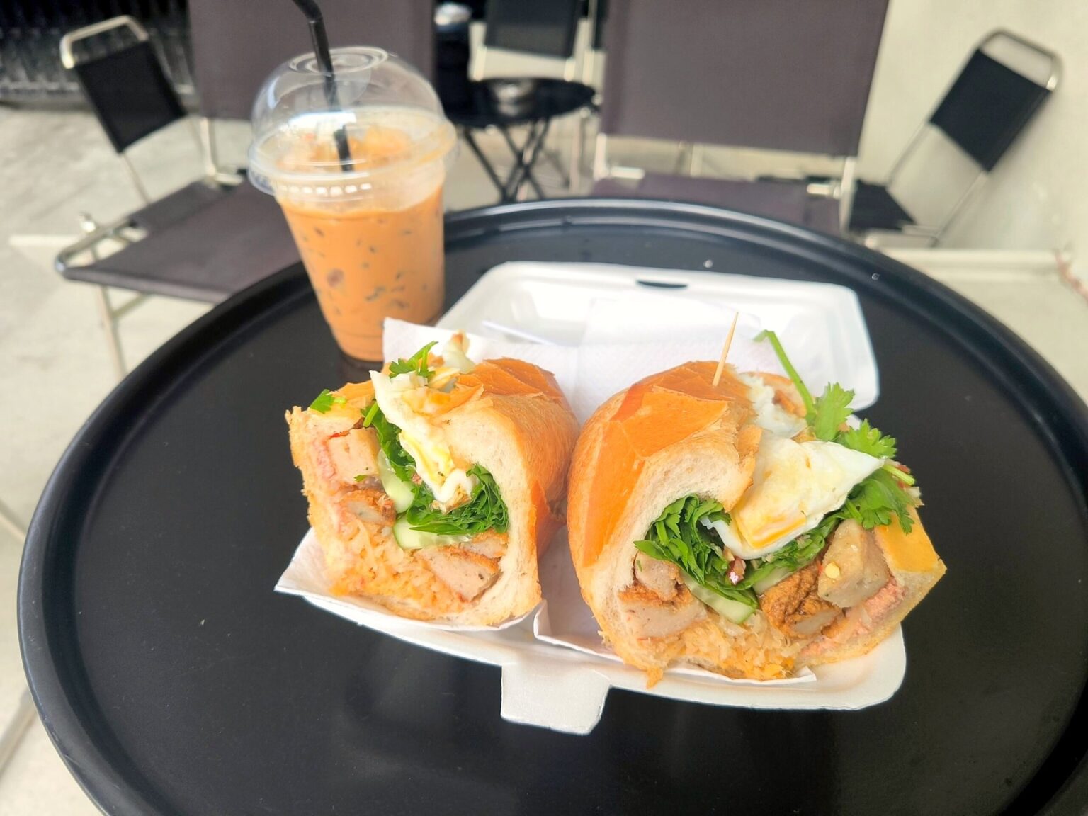 トレーの上のbánh mìとcà phê sữa đá