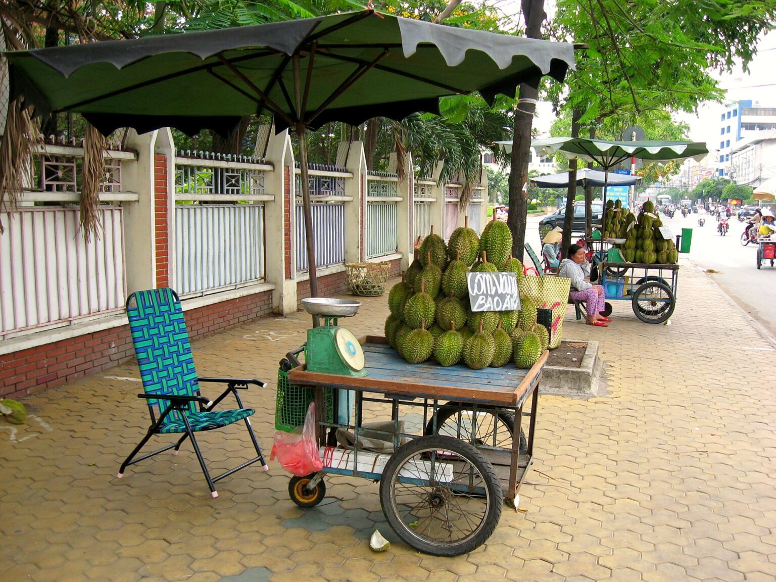 傘の下、荷台に積まれたsầu riêng（ドリアン）（2009年）