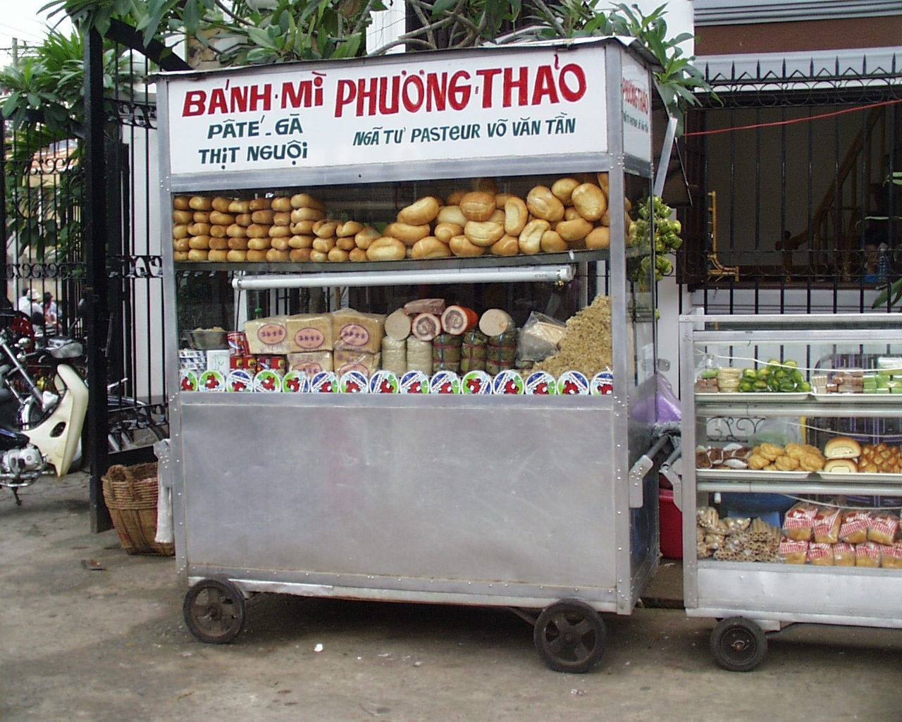 「BÁNH MÌ PHƯƠNG THẢO」のバインミー屋台