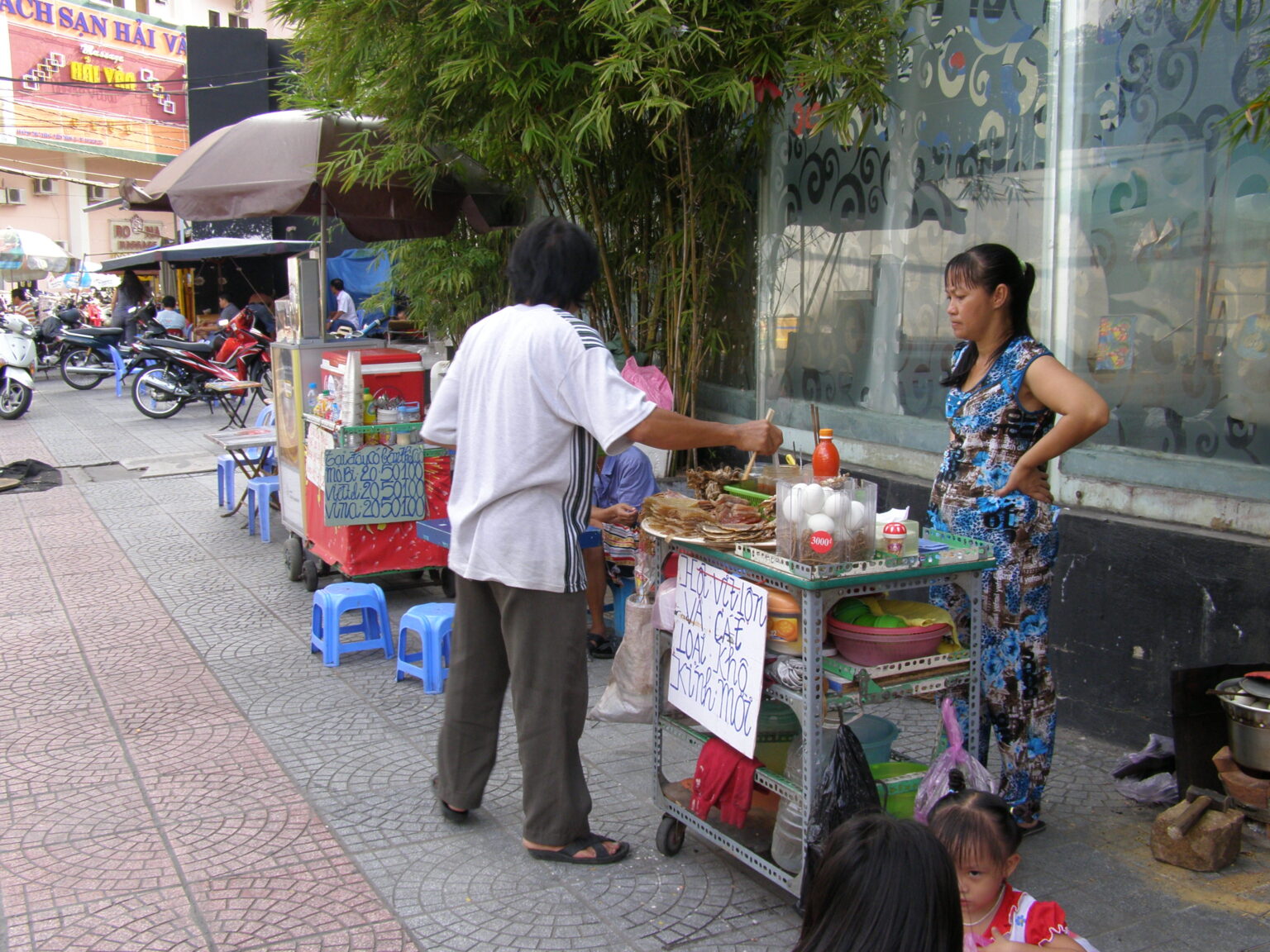 カートを押す路上の食べ物売りの女性（2012年）