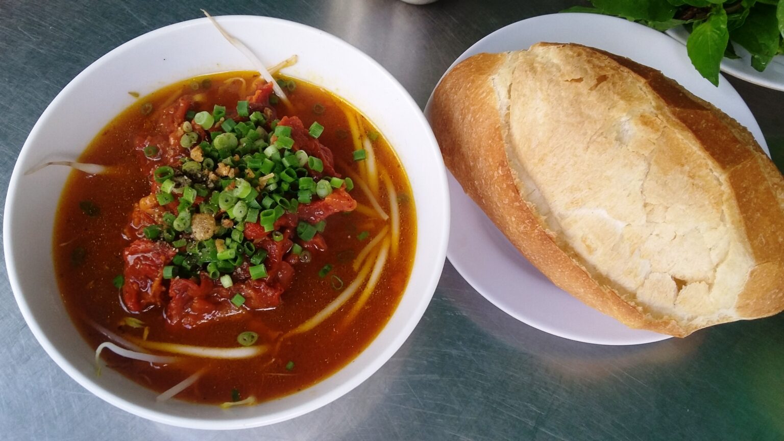 bò kho（牛肉のシチュー）の椀とbánh mì