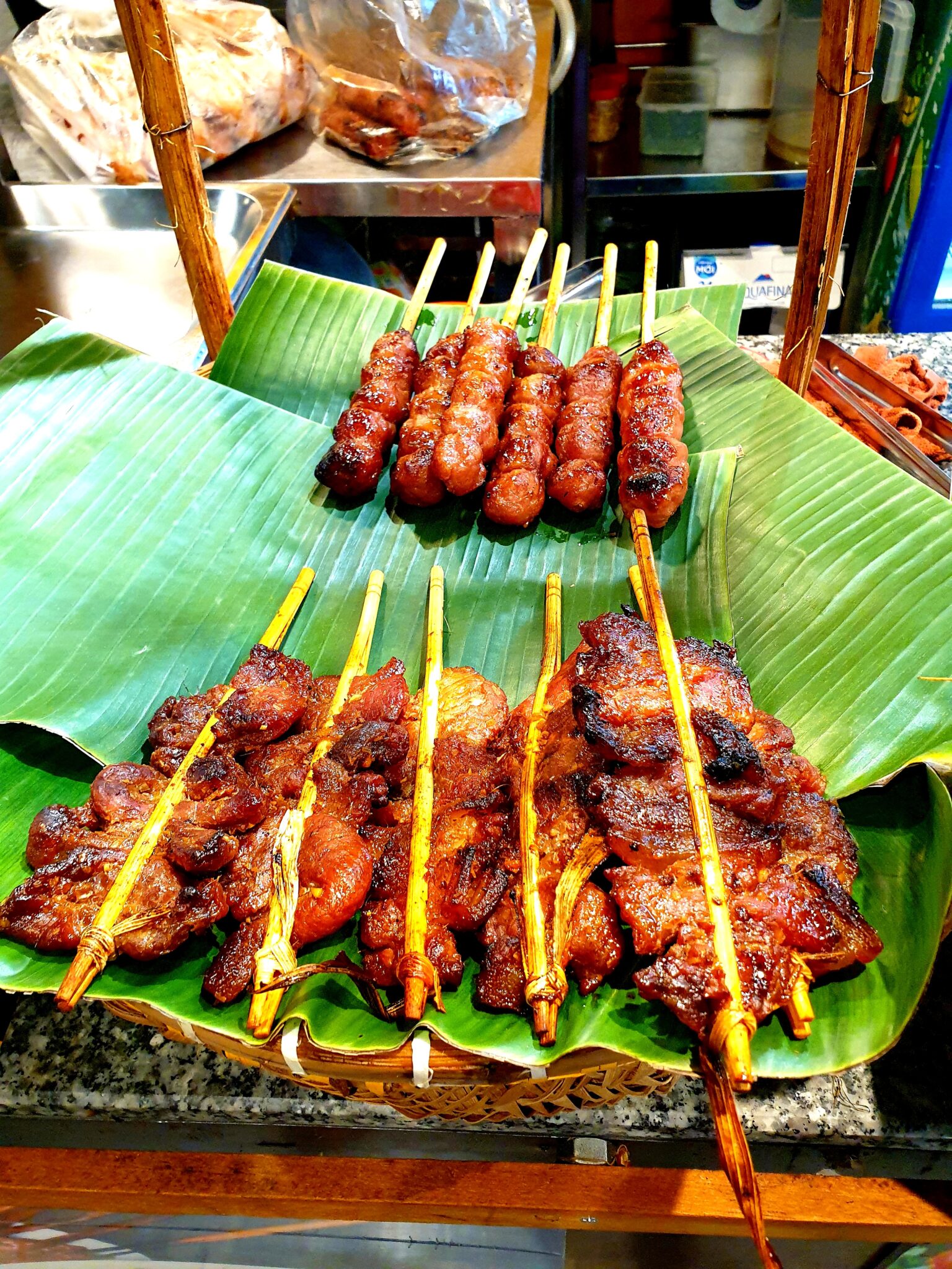 thịt nướng xâu（豚肉の串焼き）がバナナ葉の上に