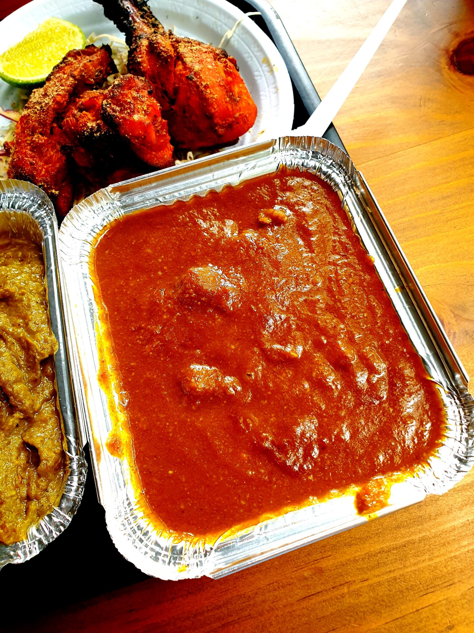 cà ri dê（山羊カレー）と焼き鶏のアルミ皿