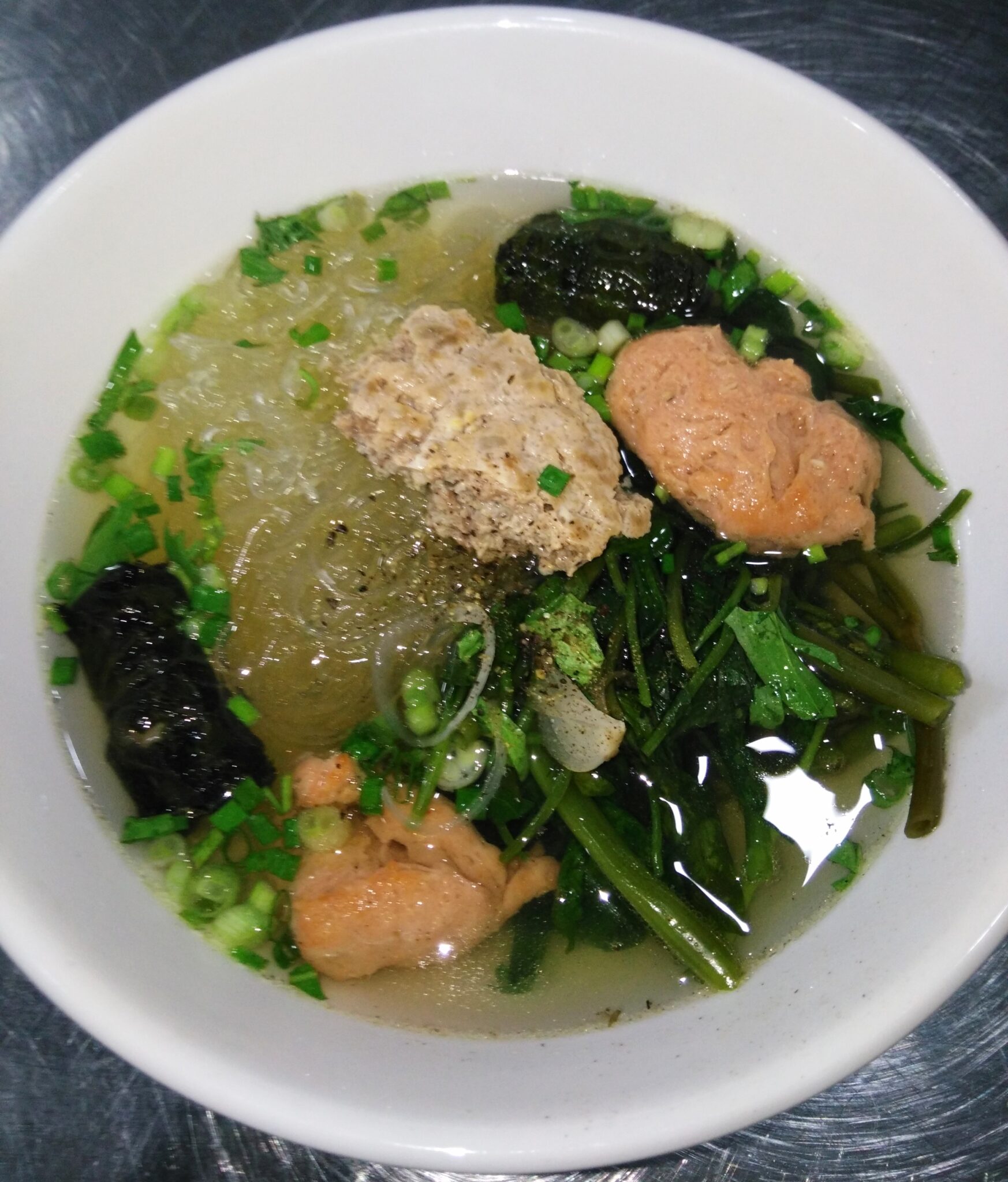 miến chả cua。春雨スープに蟹のつくねと空心菜