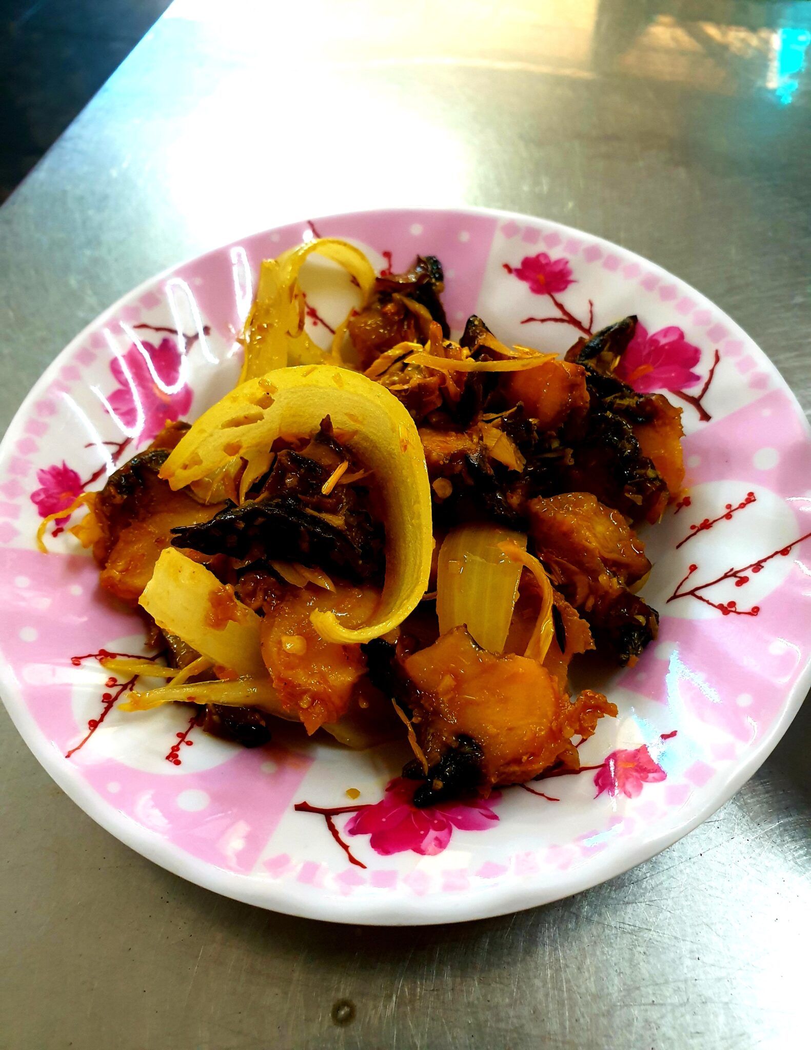ốc bươu sả ớt（タニシのレモングラス唐辛子炒め）