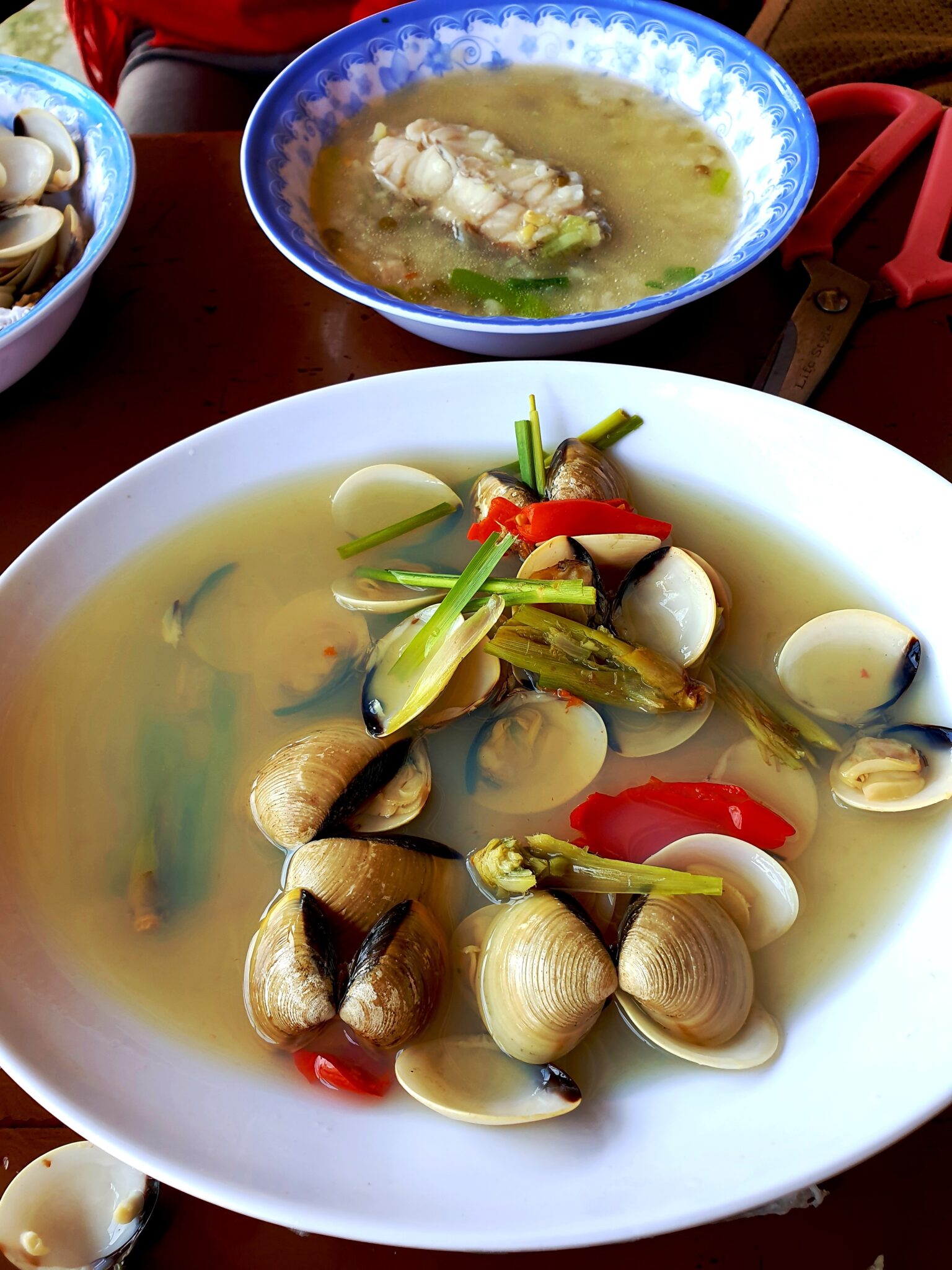 nghêu hấp sả（ハマグリのレモングラス蒸し）のスープ