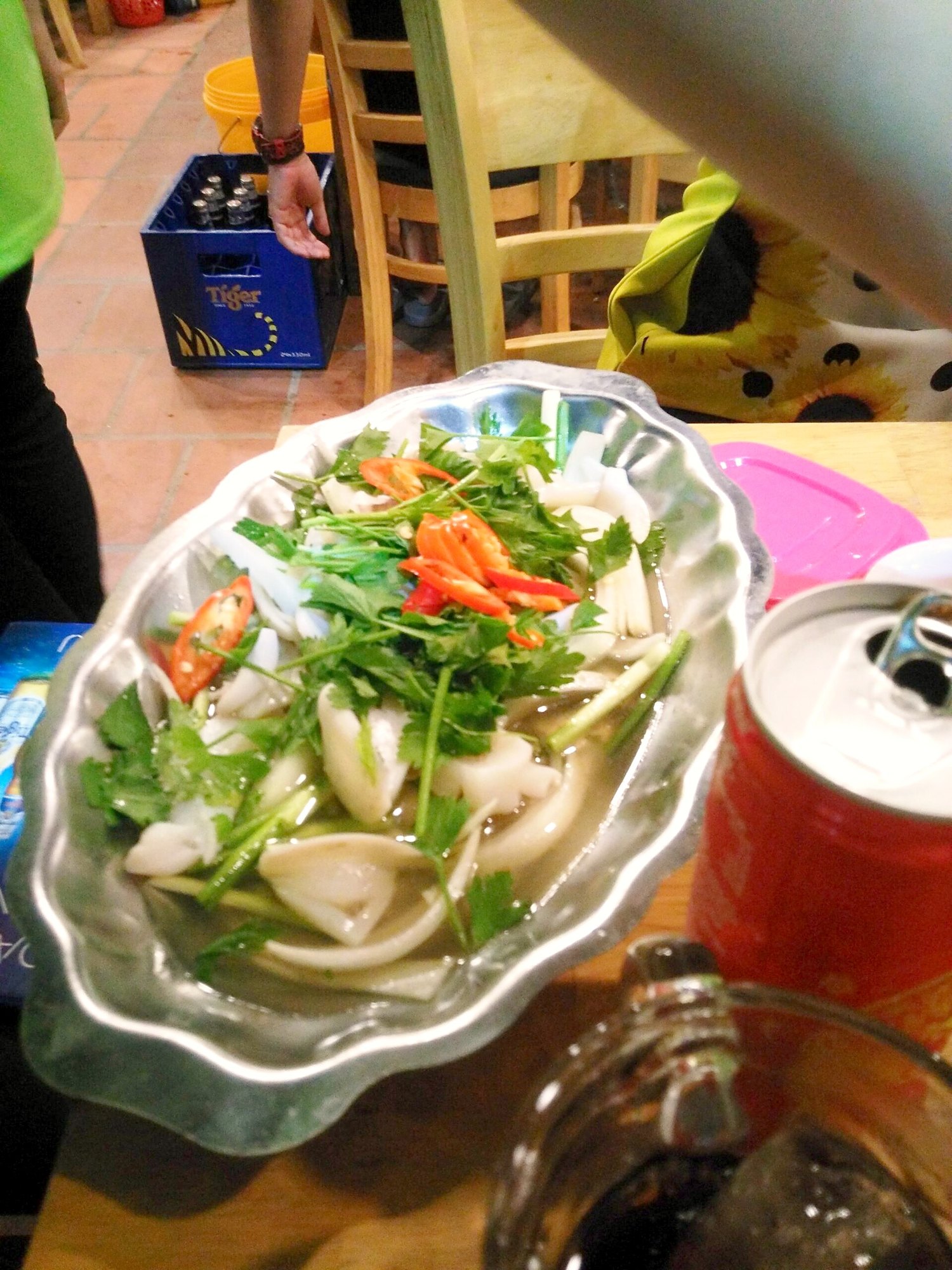 mực hấp gừng（イカの生姜蒸し）の皿とビール缶