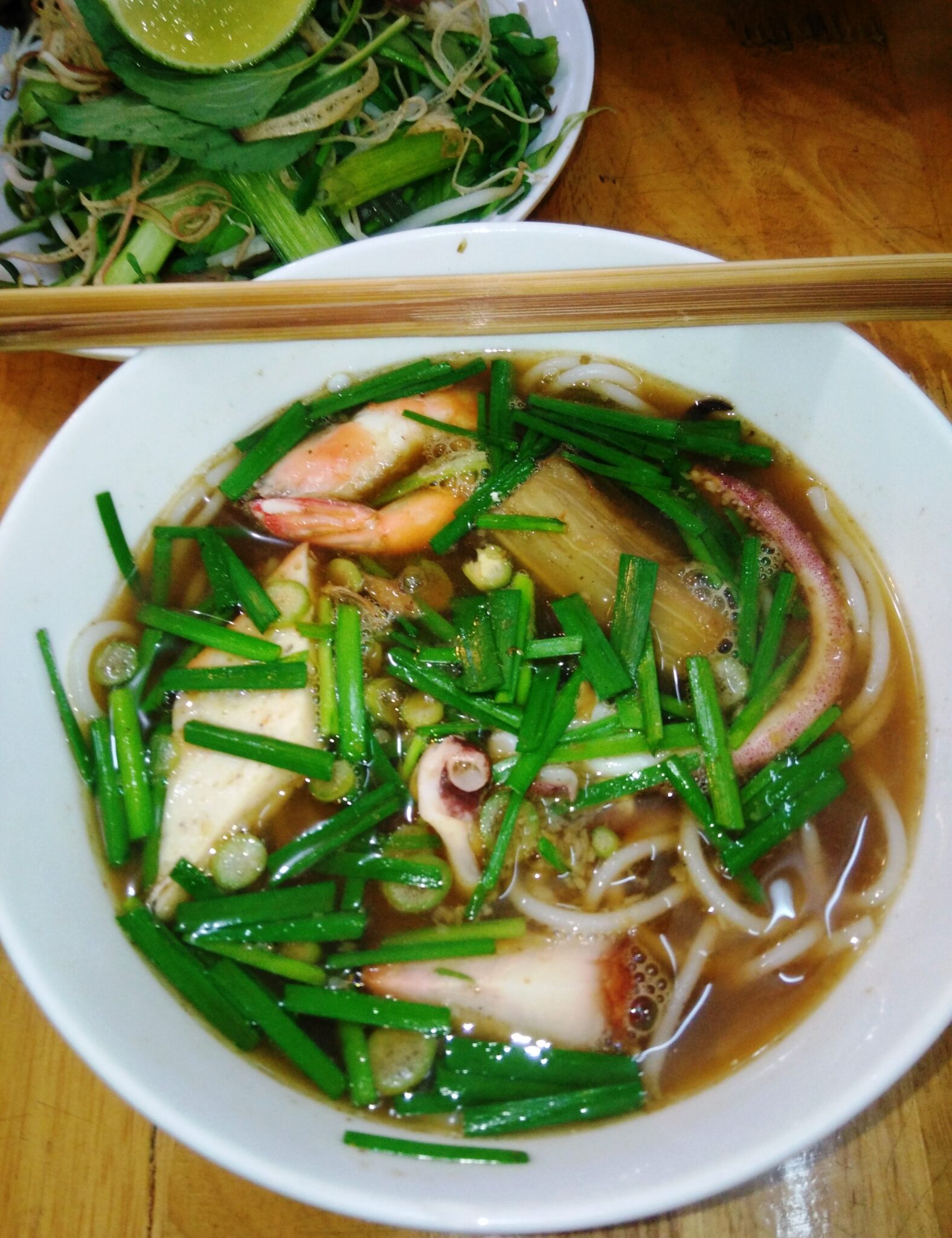 bún mắm。海老・イカ・ニラのきいた発酵魚だしの麺