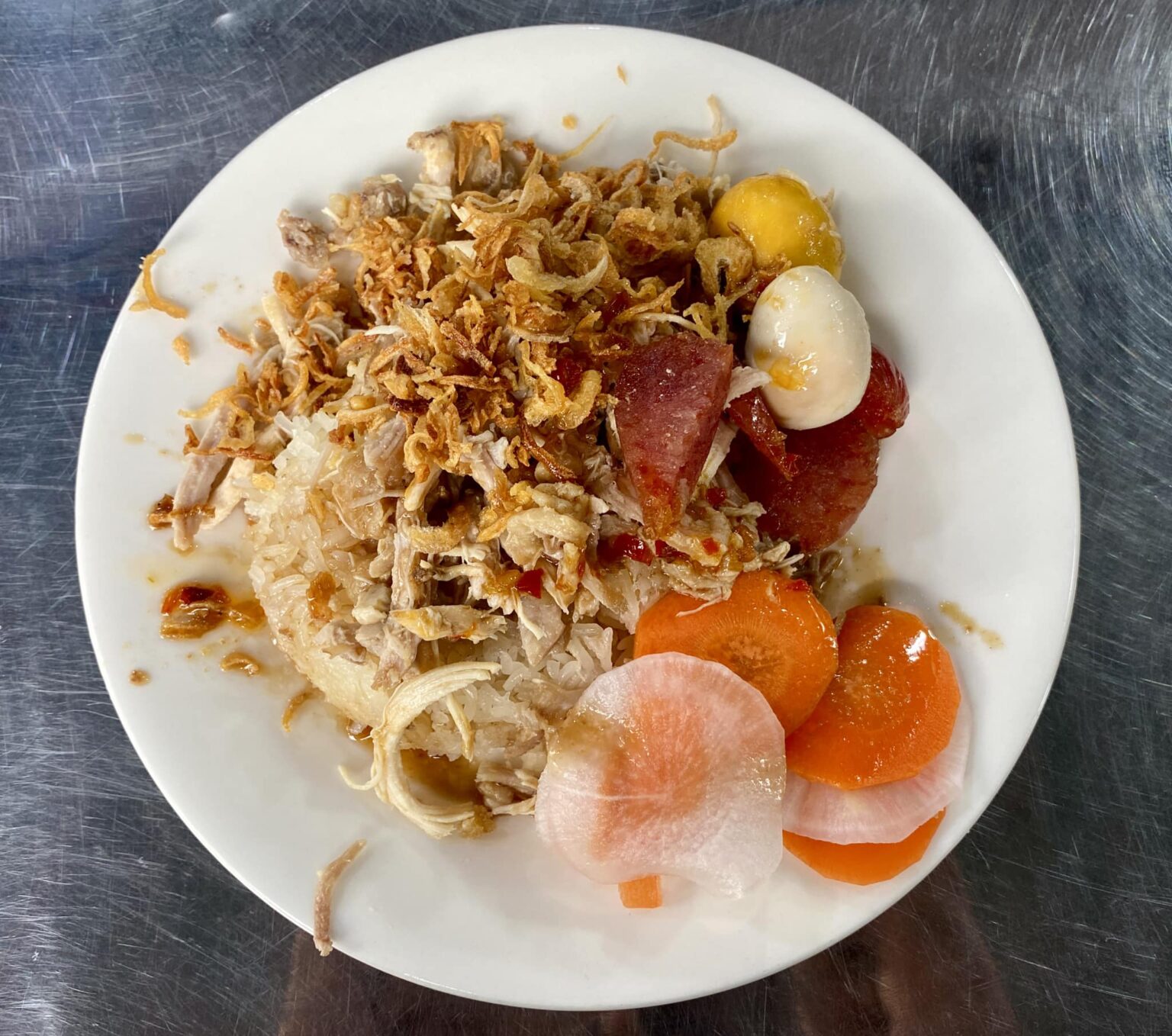 xôi gà（鶏おこわ）に腸詰・うずら卵・揚げ葱