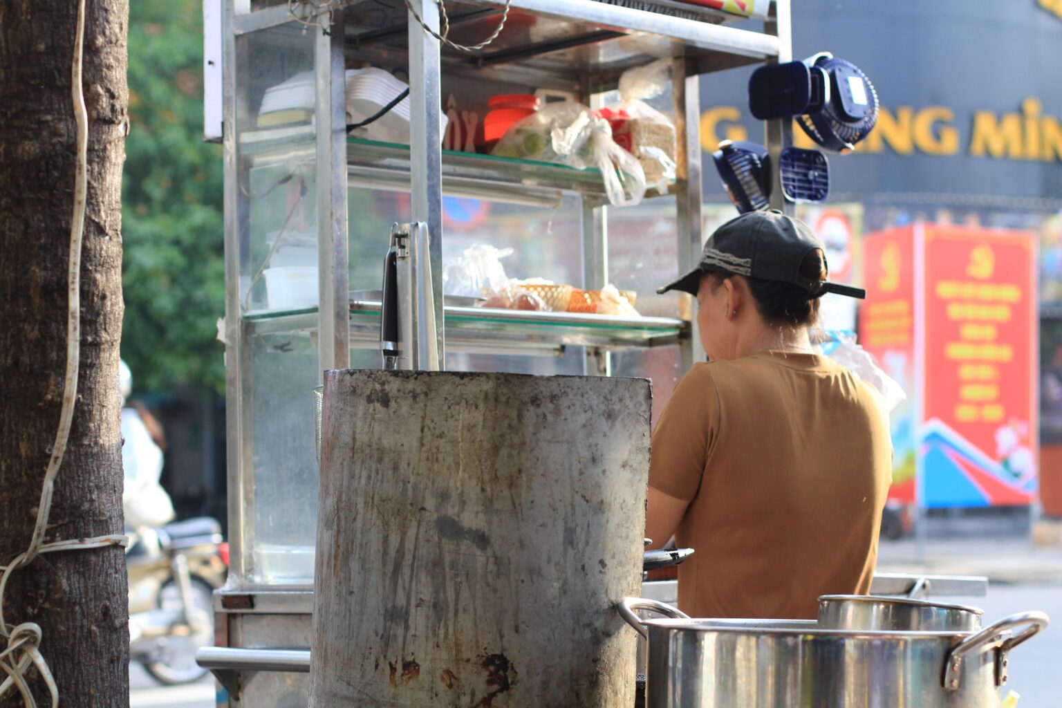 鍋を前に仕込みをする屋台の売り手