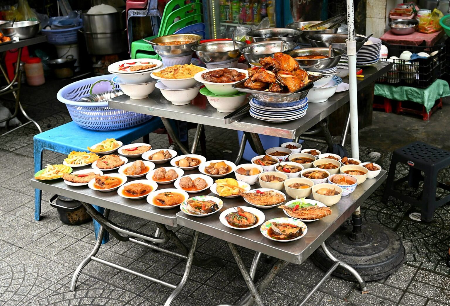 昼の惣菜屋台。台の上に並んだ小皿