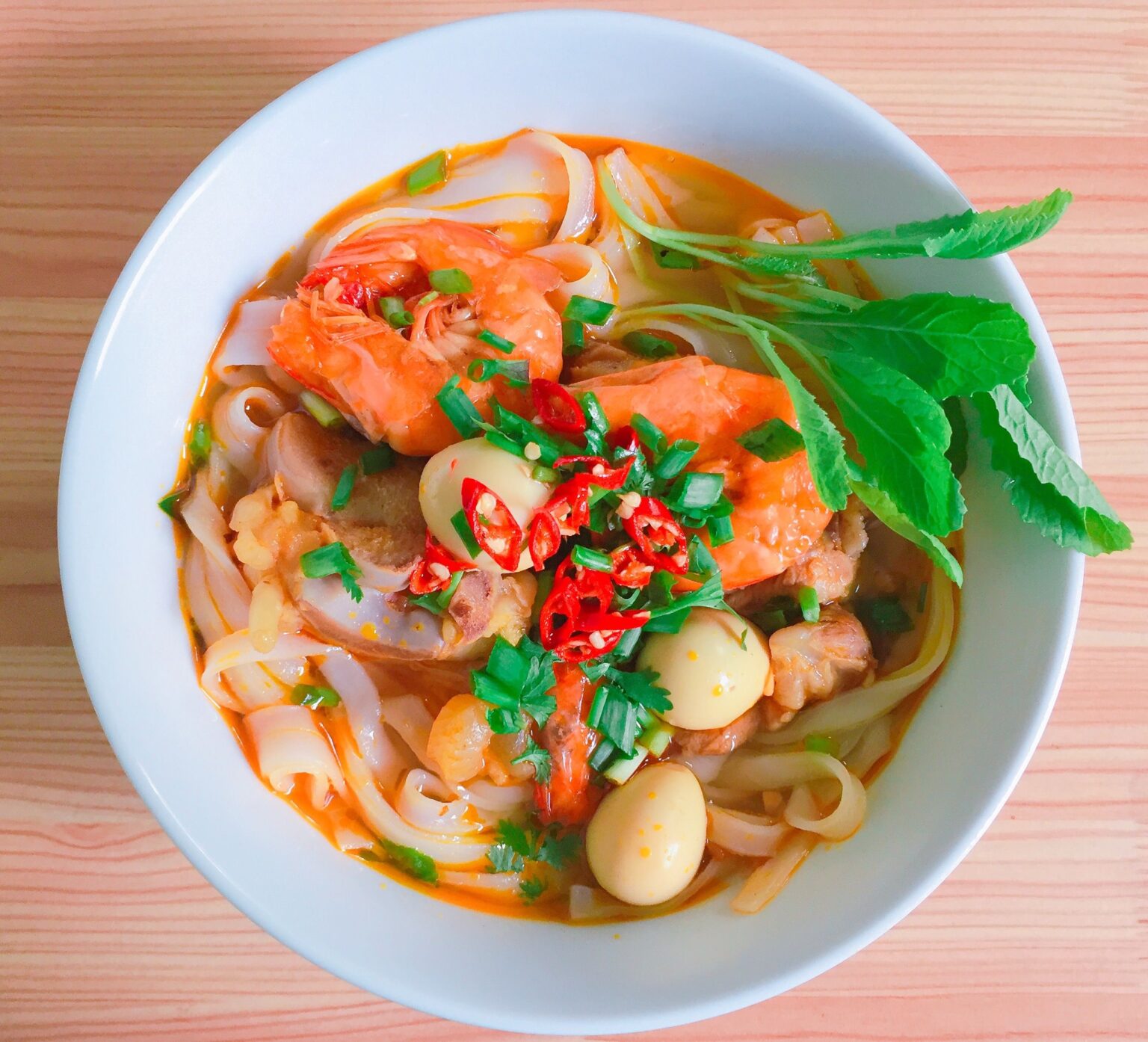 海老とうずら卵、赤唐辛子の入った米麺スープ（Tân Bình）