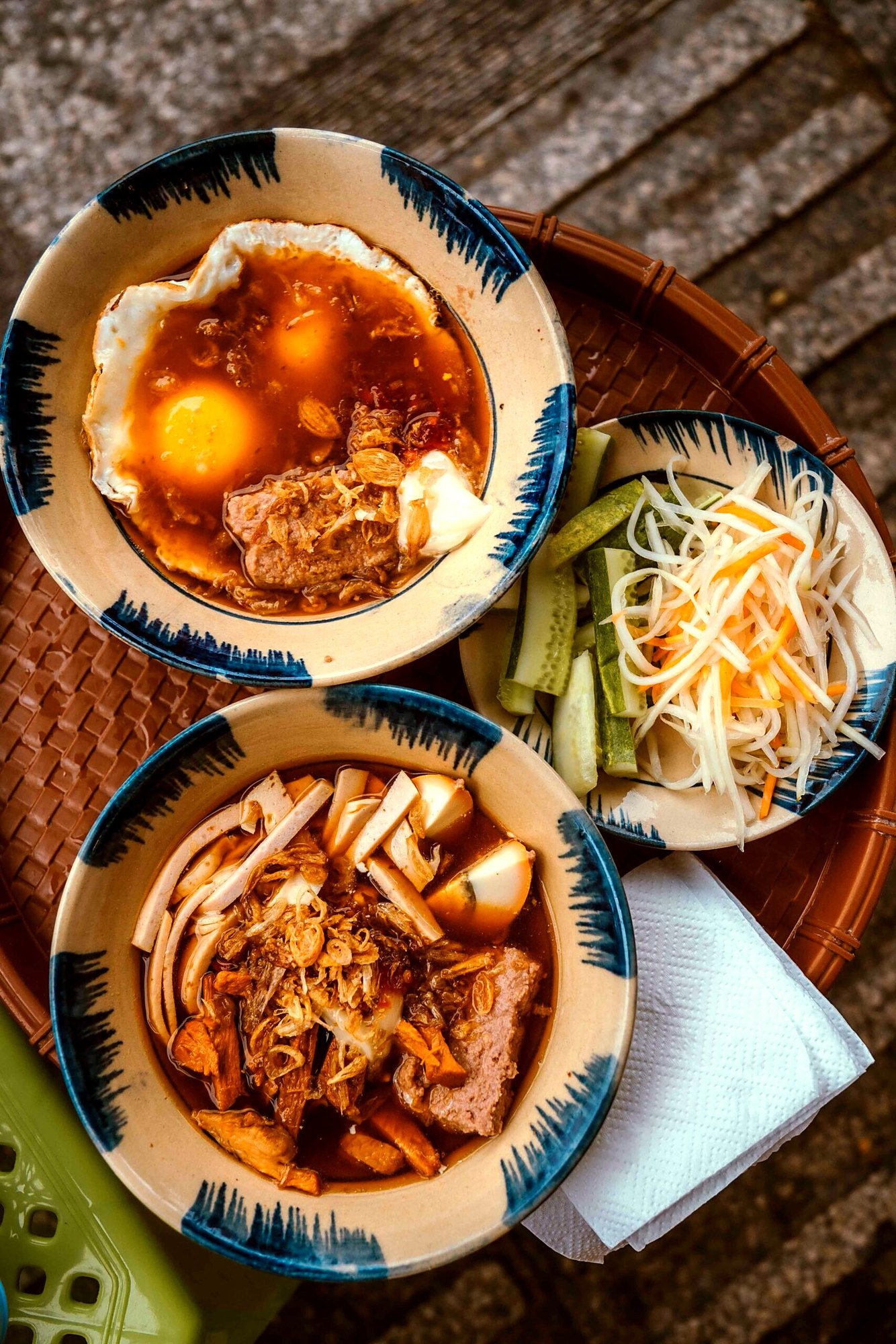 家庭の食卓。卵料理と麺の2椀