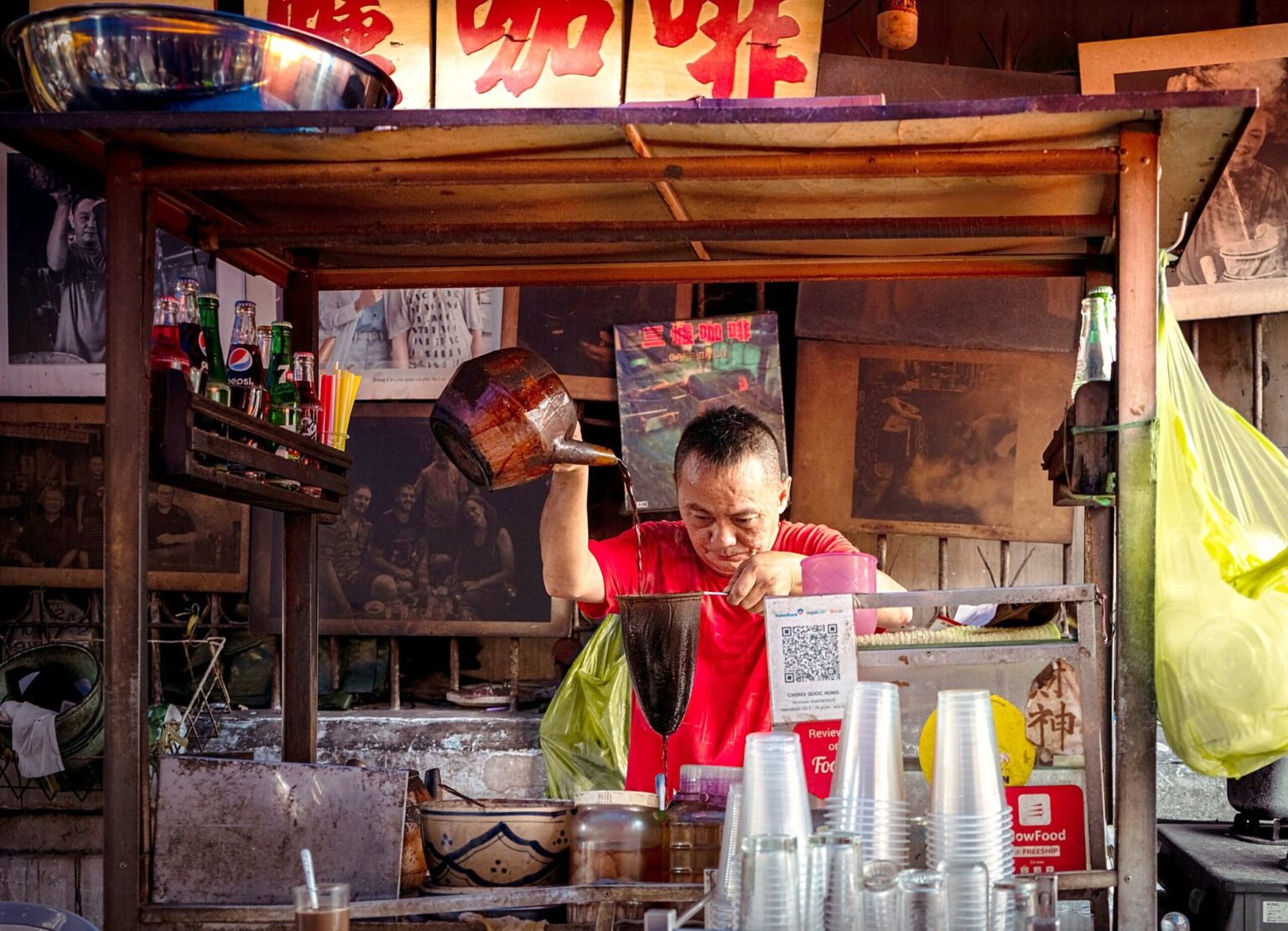 屋台でコーヒーを注ぐ売り手