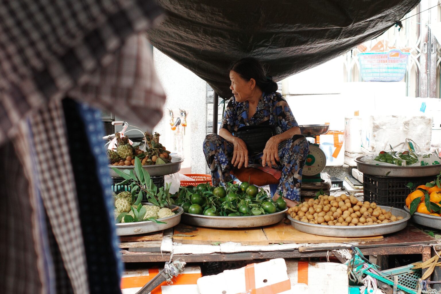 市場で野菜を売る女性