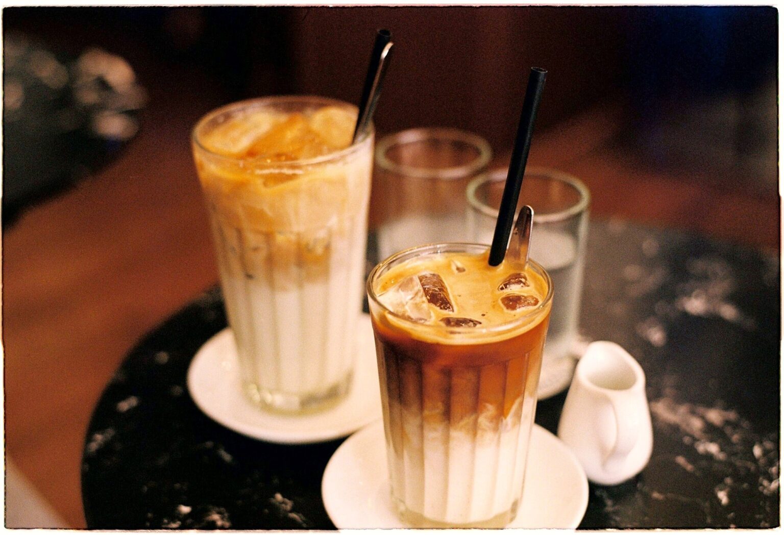 テーブルの上の2杯のアイスコーヒー（層になったミルクコーヒー）