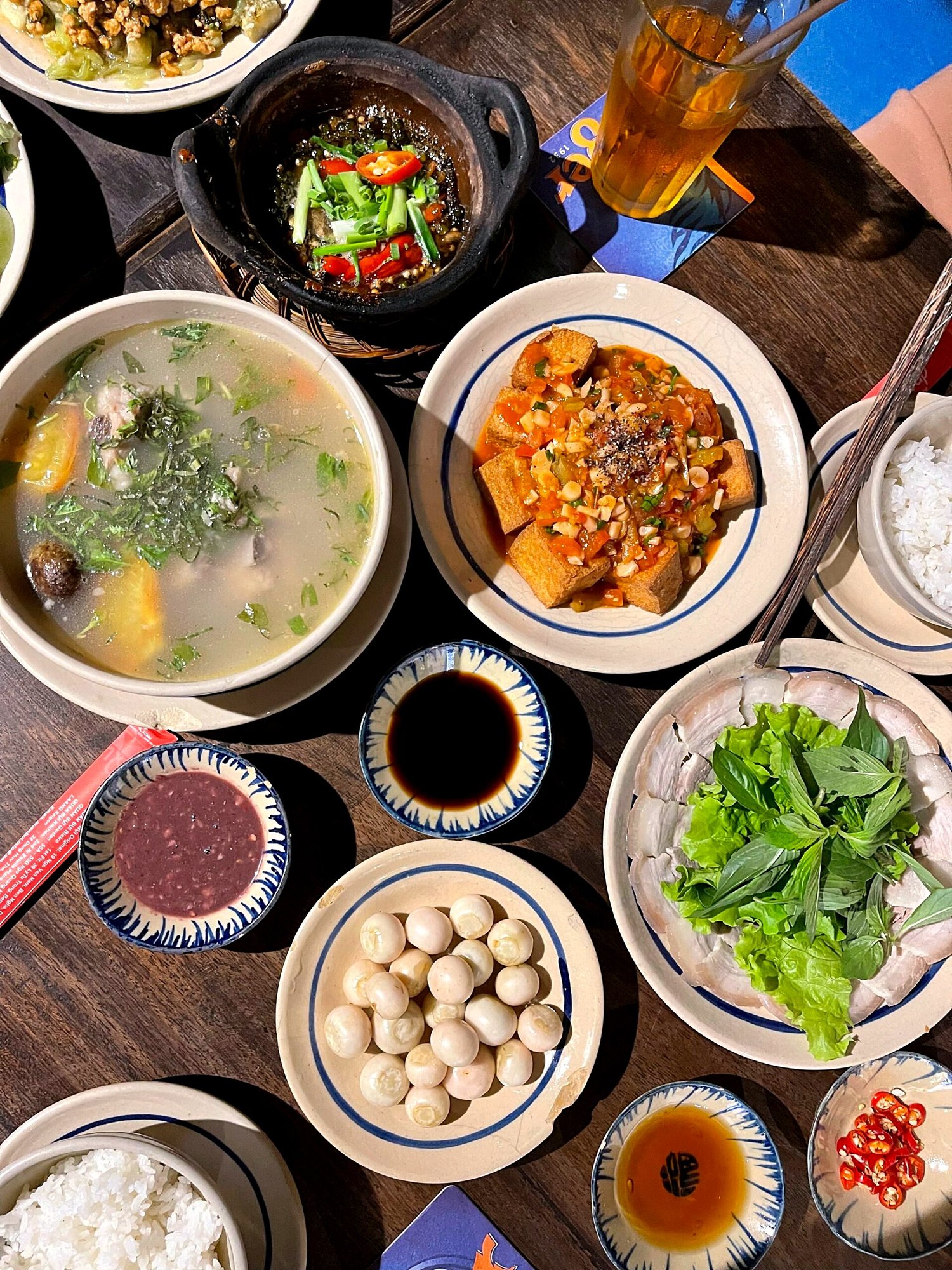 家庭料理の食卓。スープ・豆腐・うずら卵・生野菜