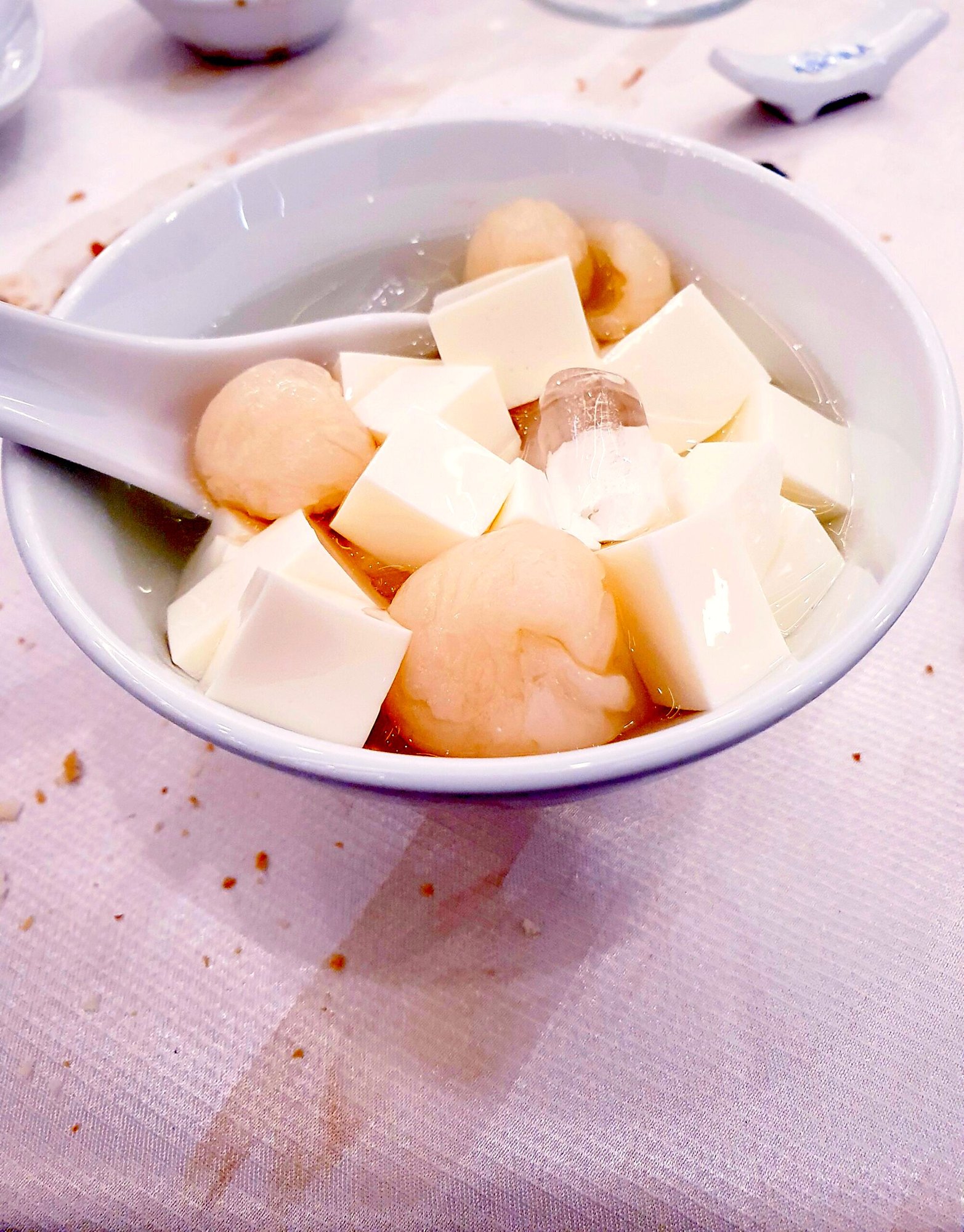 chè khúc bạch。白い杏仁豆腐風の角切りと龍眼