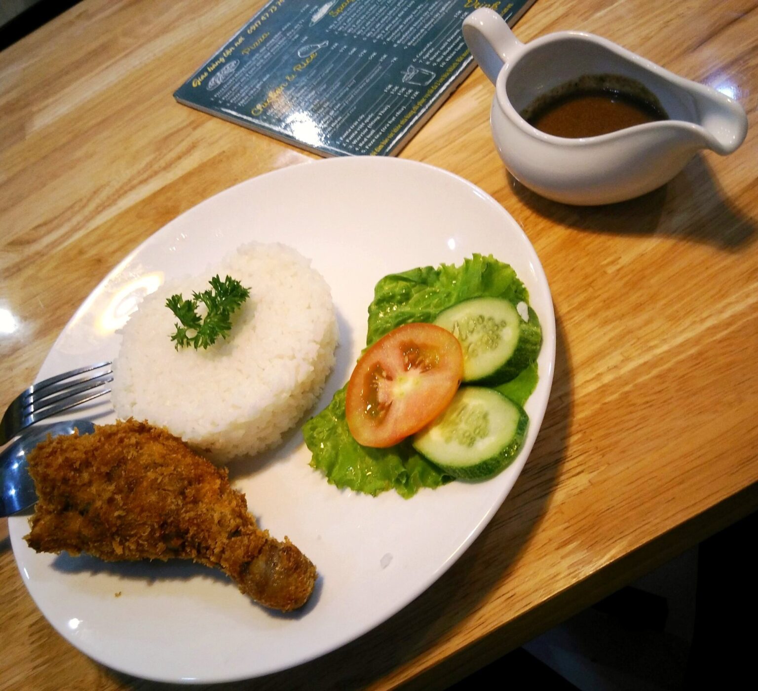 cơm gà rán（揚げ鶏もも肉とご飯、きゅうり・トマト）