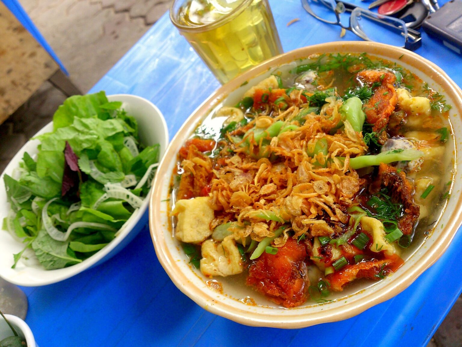 bún cá（魚の米麺スープ、揚げ豆腐・トマト）