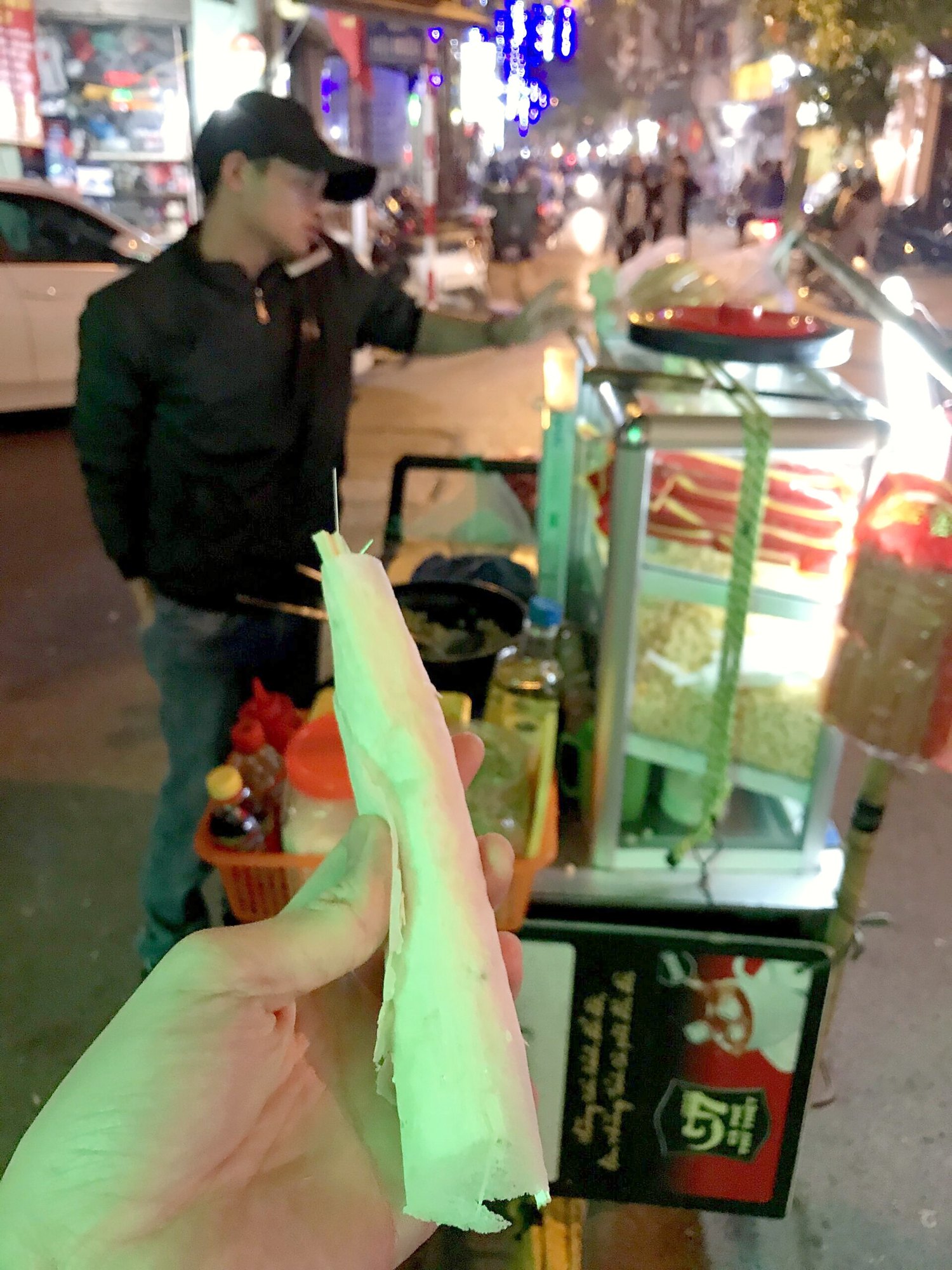 夜の屋台でbò bía（生春巻き）を手に