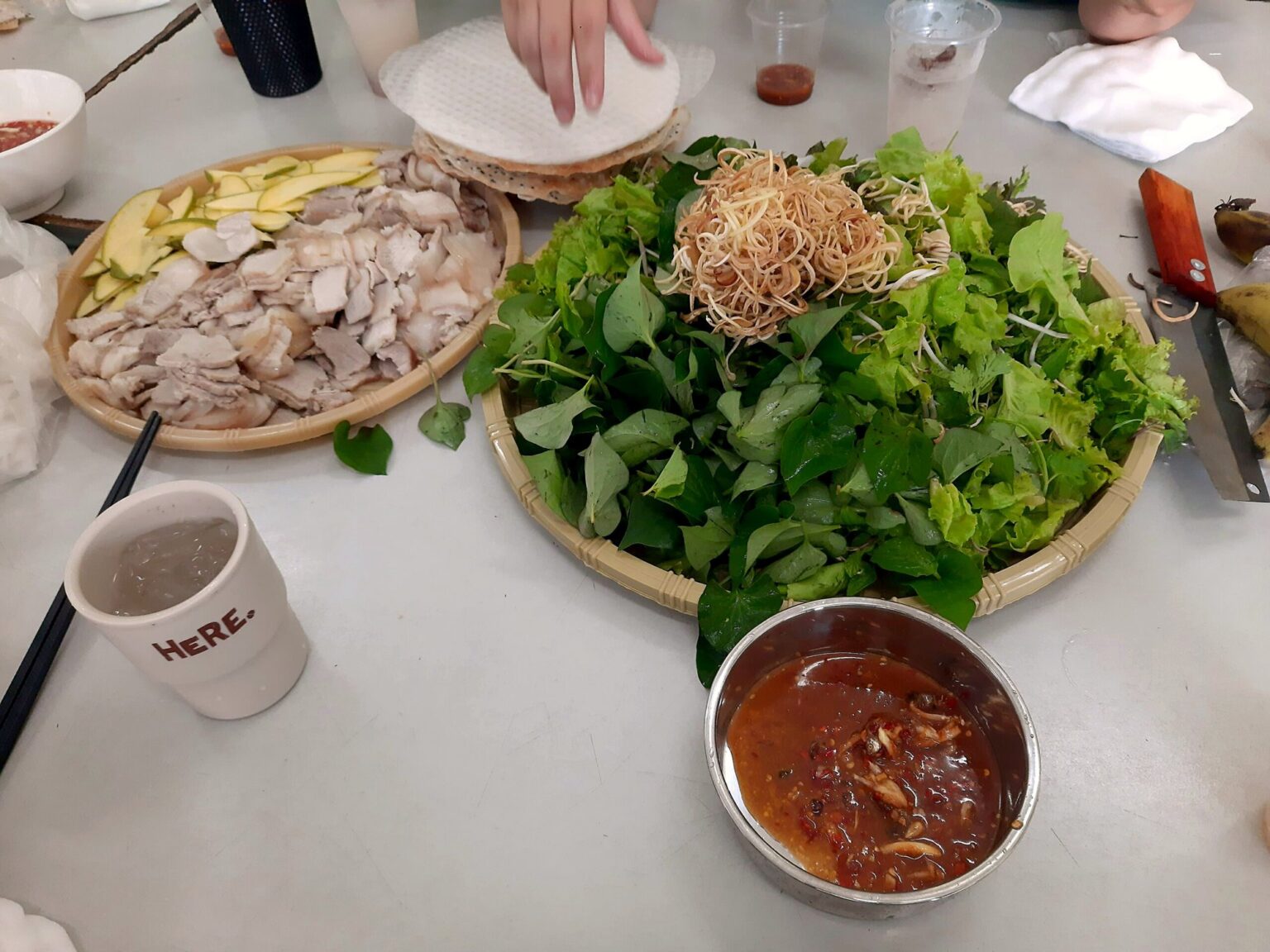 bánh tráng cuốn（ライスペーパー、茹で豚、ハーブの卓）