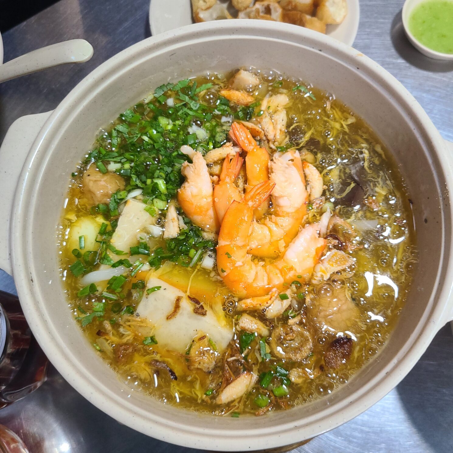 bánh canh cua（蟹と海老、うずら卵の太麺スープ、鍋ごと）