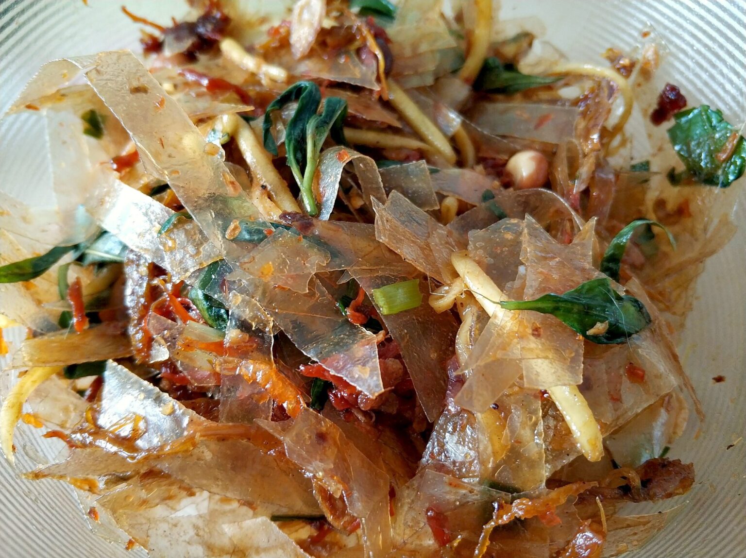 bánh tráng trộn（細切りライスペーパー、干し牛肉、ハーブの和え物）