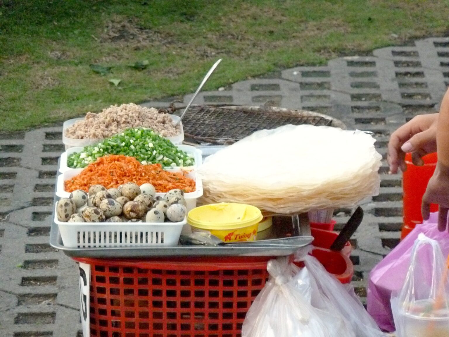 bánh tráng nướngの屋台。焼く前のライスペーパーと具材（2014年）