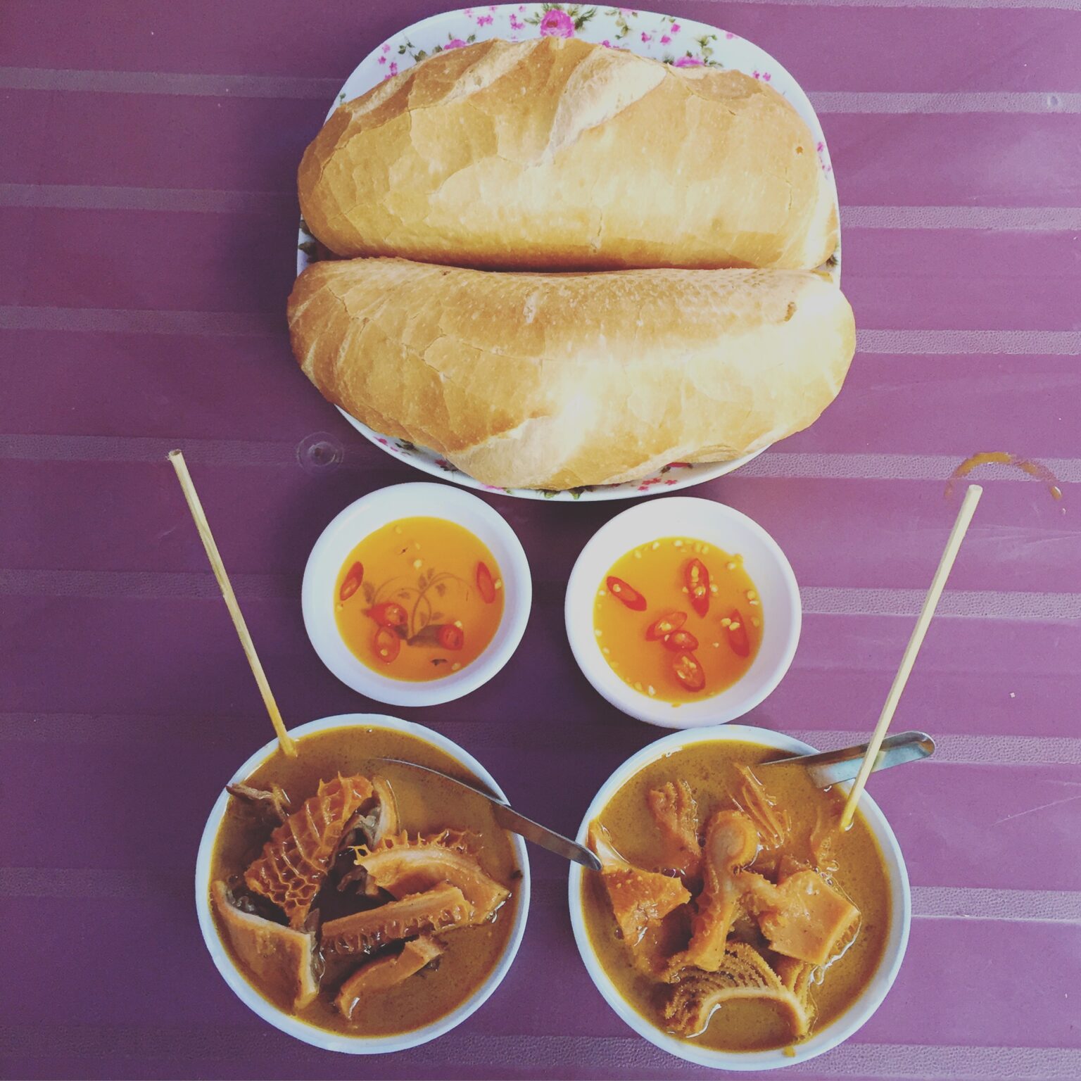 phá lấu（モツの煮込み）2椀とbánh mì