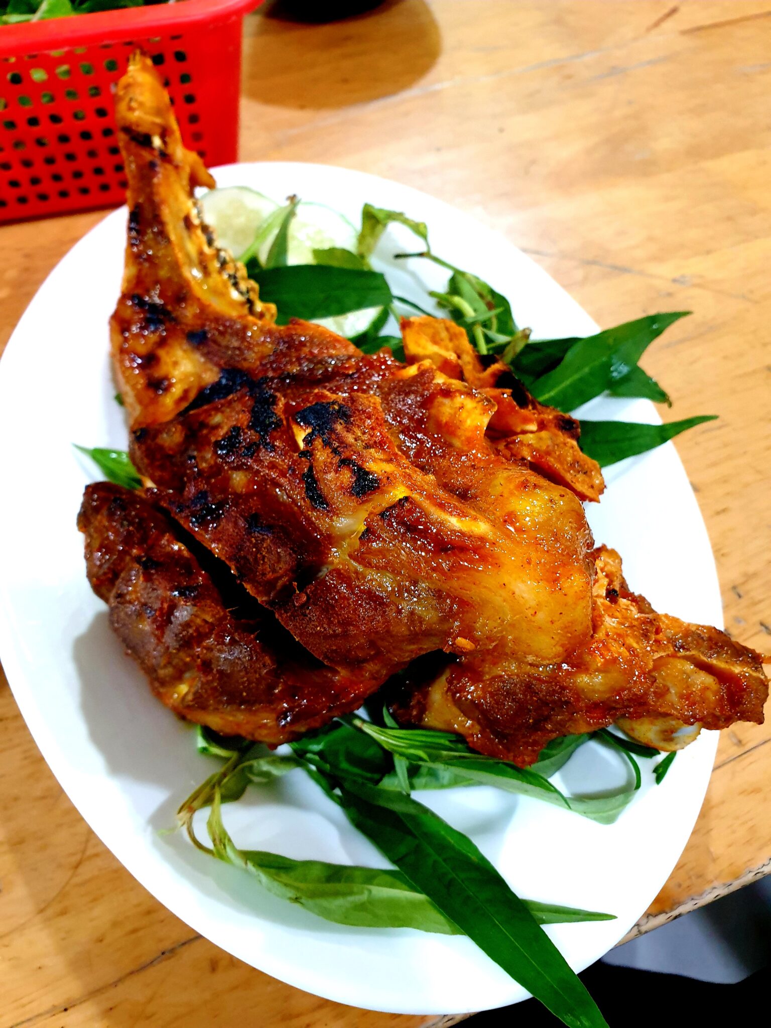 má heo nướng（豚ほほ肉の炭火焼き）とハーブ