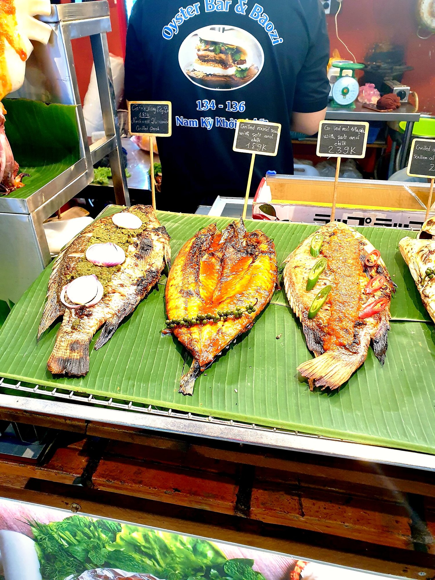 炭火で焼かれる魚（cá nướng）が並ぶ屋台