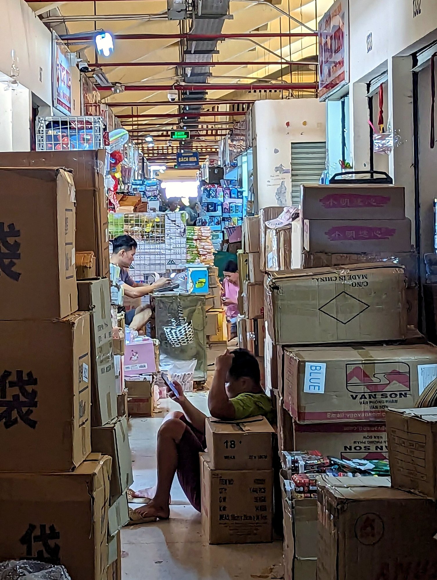 Bình Tây市場の通路と段ボール、2023年