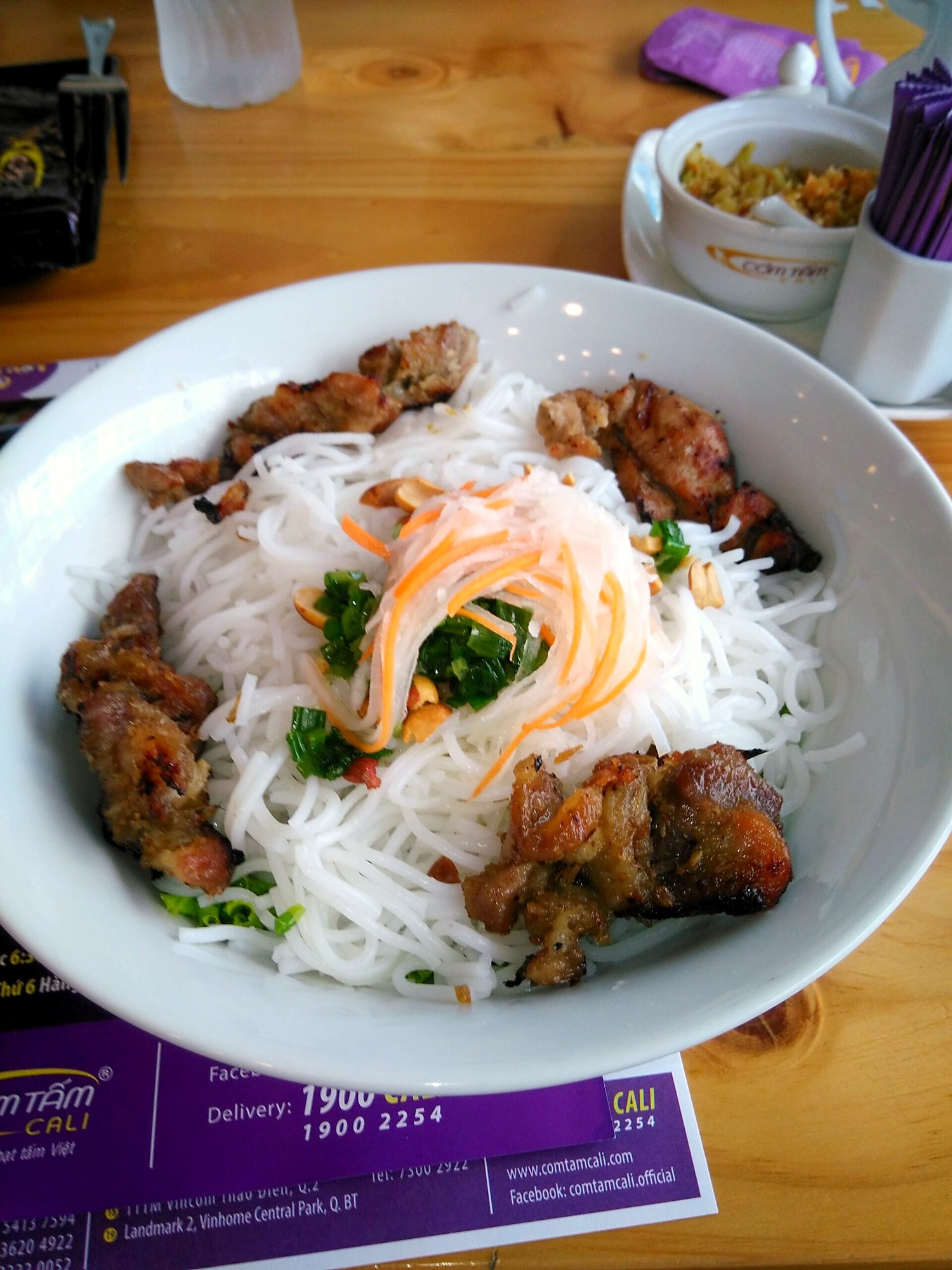 bún thịt nướng（米麺の上に炭火焼き豚、なます）