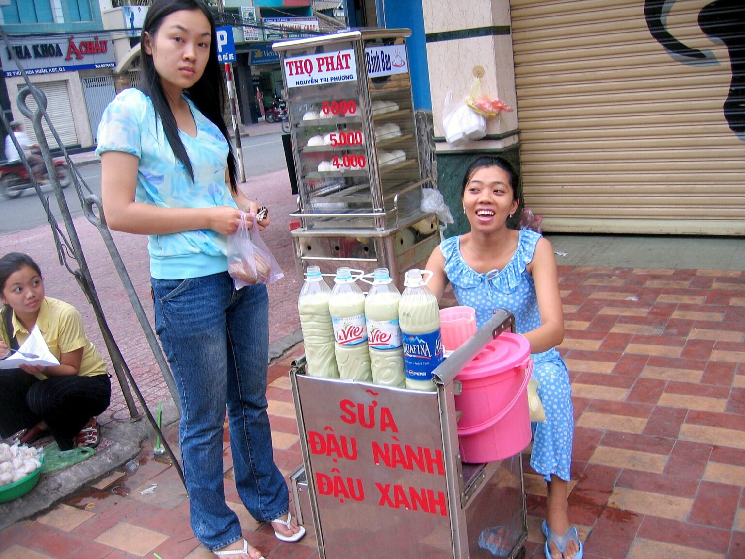 sữa đậu nành（豆乳）を売る屋台と売り手（2005年）