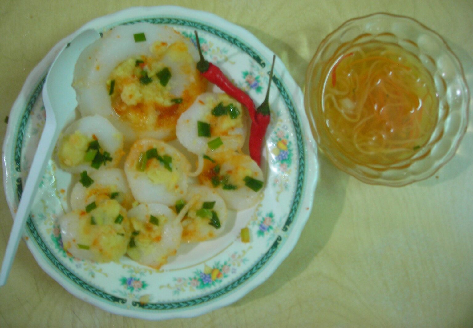 bánh bèo（小皿蒸し餅に干し海老）