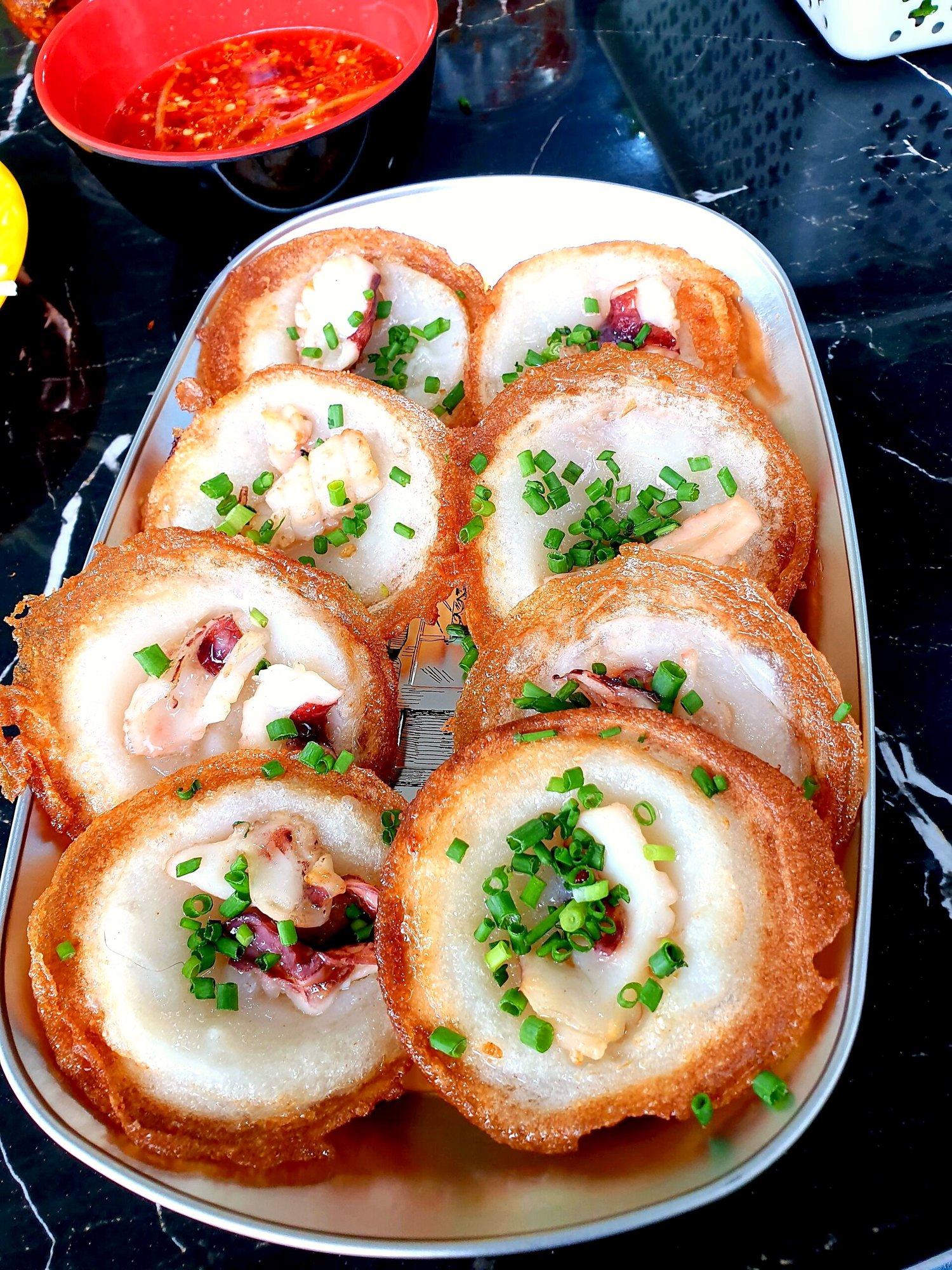 bánh khọt（イカ入りの小さな揚げ焼き餅。写真はファンティエット）