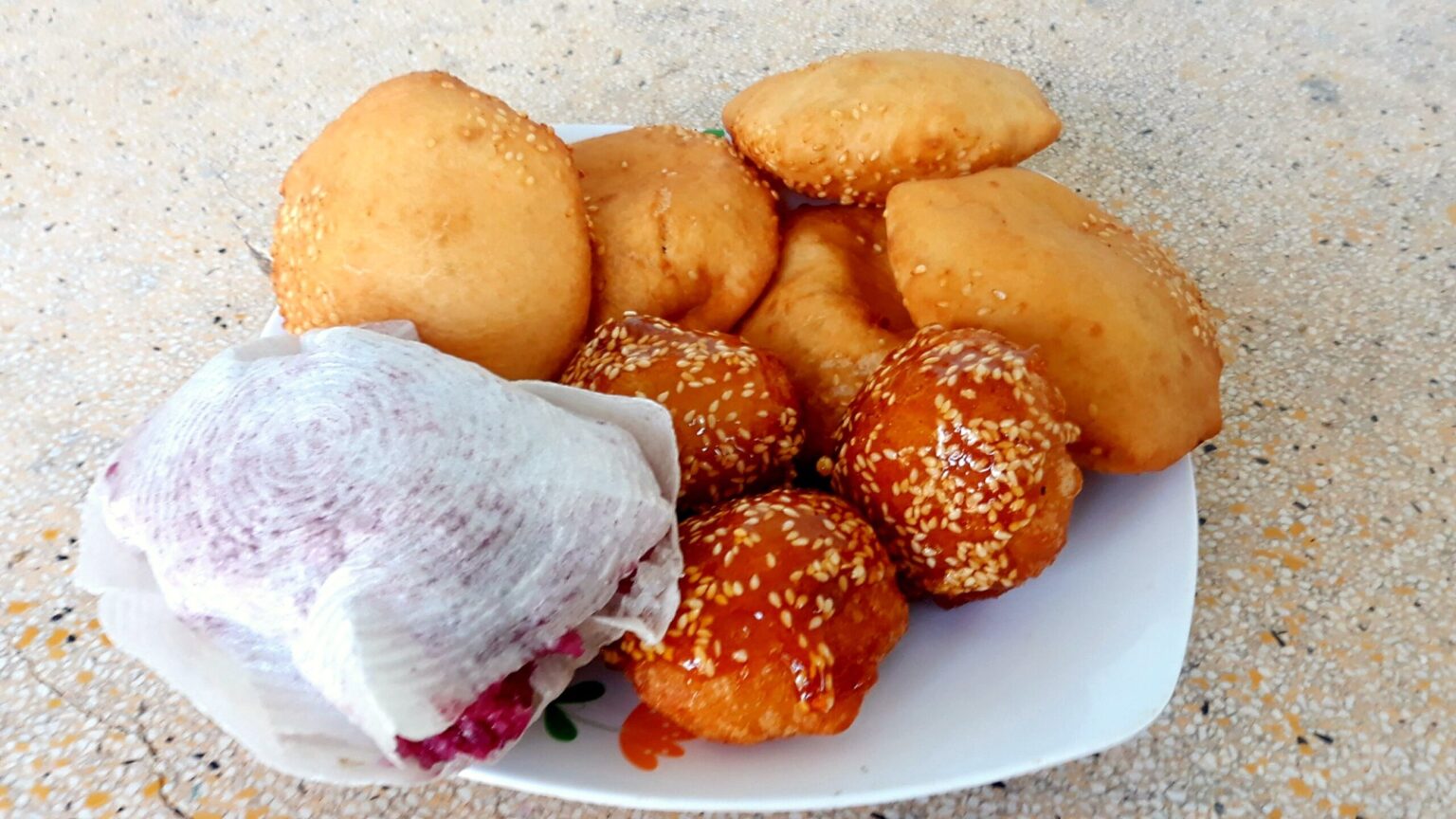 bánh tiêu（ごま揚げパン）、bánh cam、葉包みのxôi