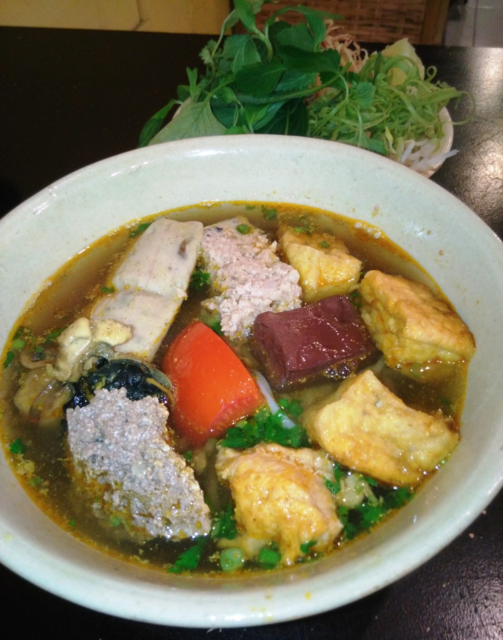 bún riêu（蟹味噌・豆腐・血豆腐・トマトの米麺）