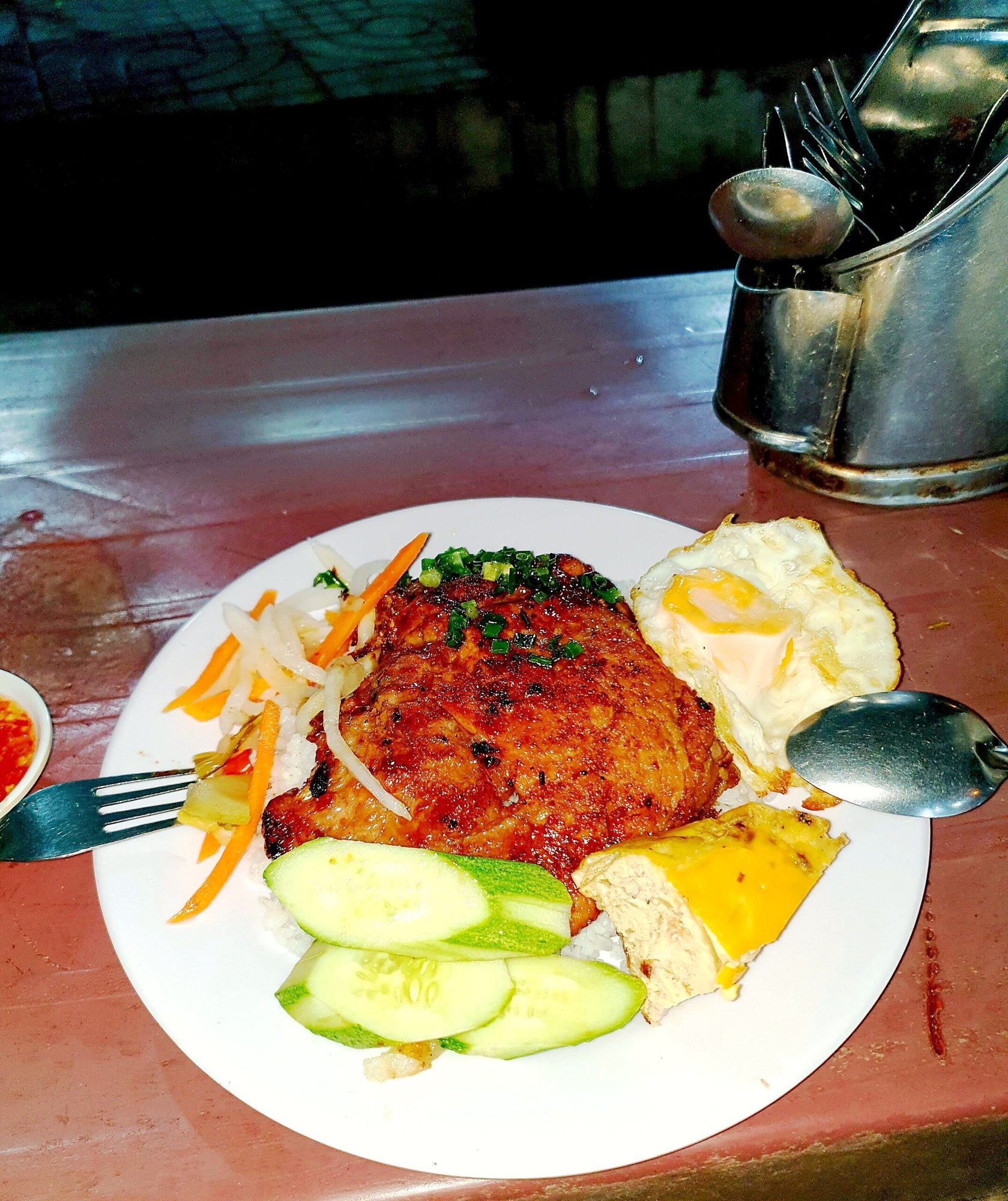 市場のcơm tấm sườn trứng chả（焼き豚・目玉焼き・卵焼き・きゅうり）